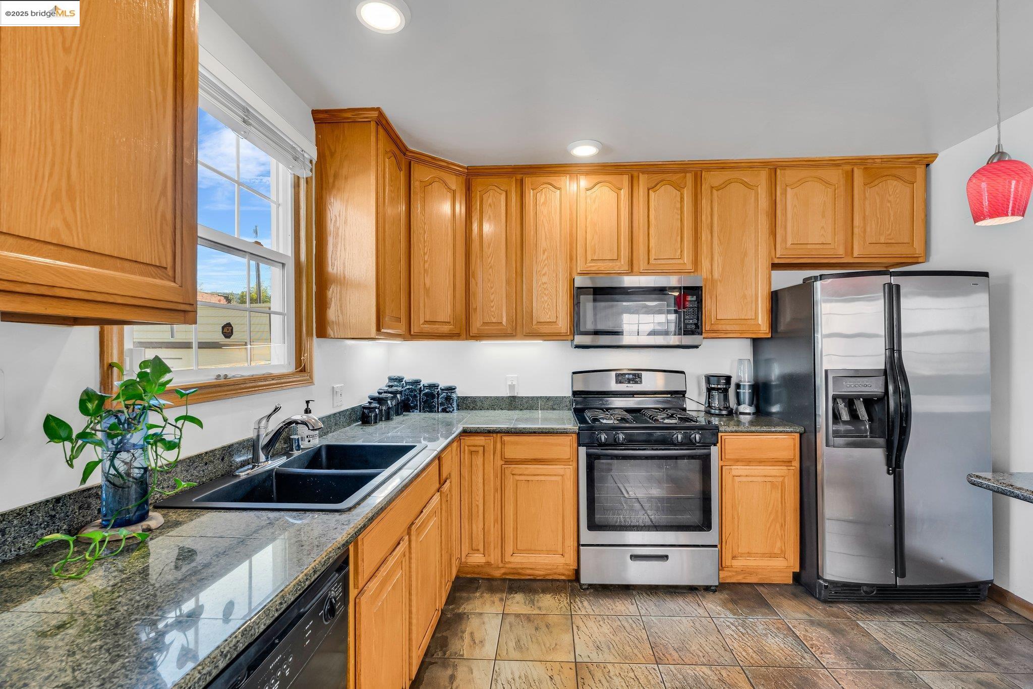 Detail Gallery Image 12 of 38 For 688 66th Street, Oakland,  CA 94609 - 2 Beds | 2/1 Baths