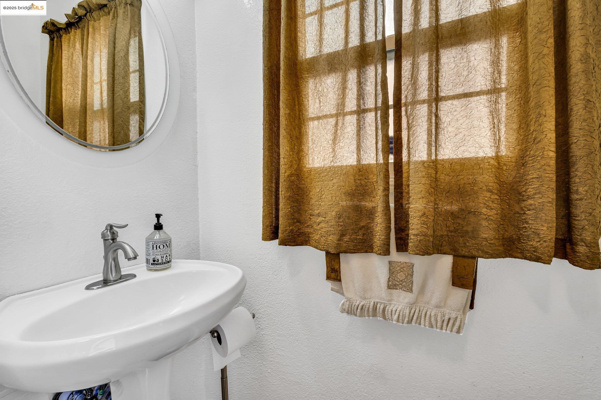 Detail Gallery Image 13 of 38 For 688 66th Street, Oakland,  CA 94609 - 2 Beds | 2/1 Baths