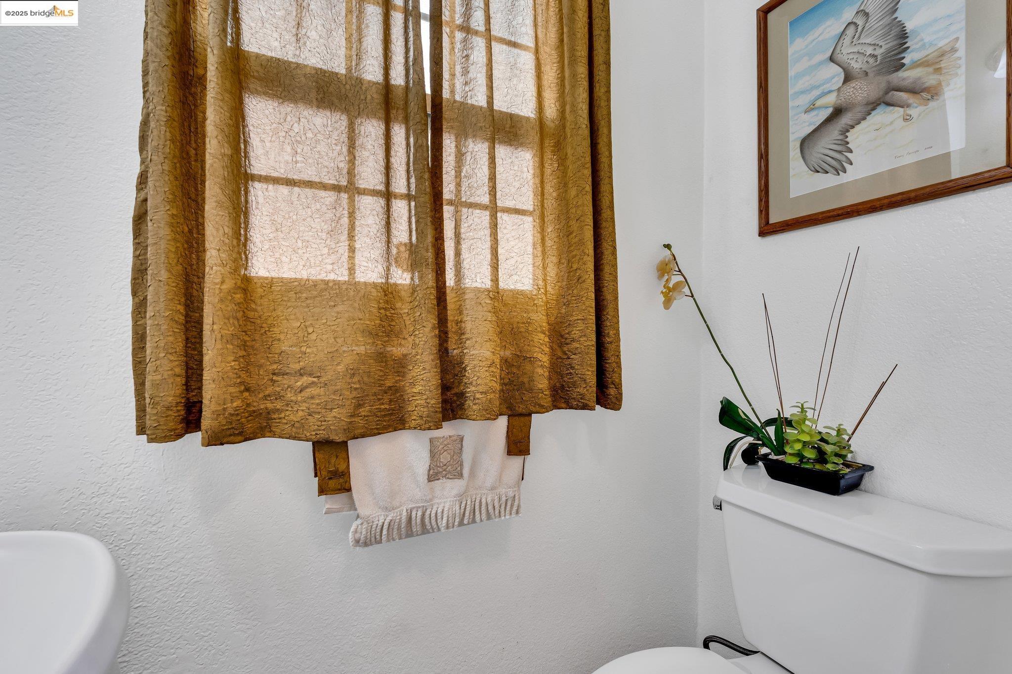Detail Gallery Image 14 of 38 For 688 66th Street, Oakland,  CA 94609 - 2 Beds | 2/1 Baths