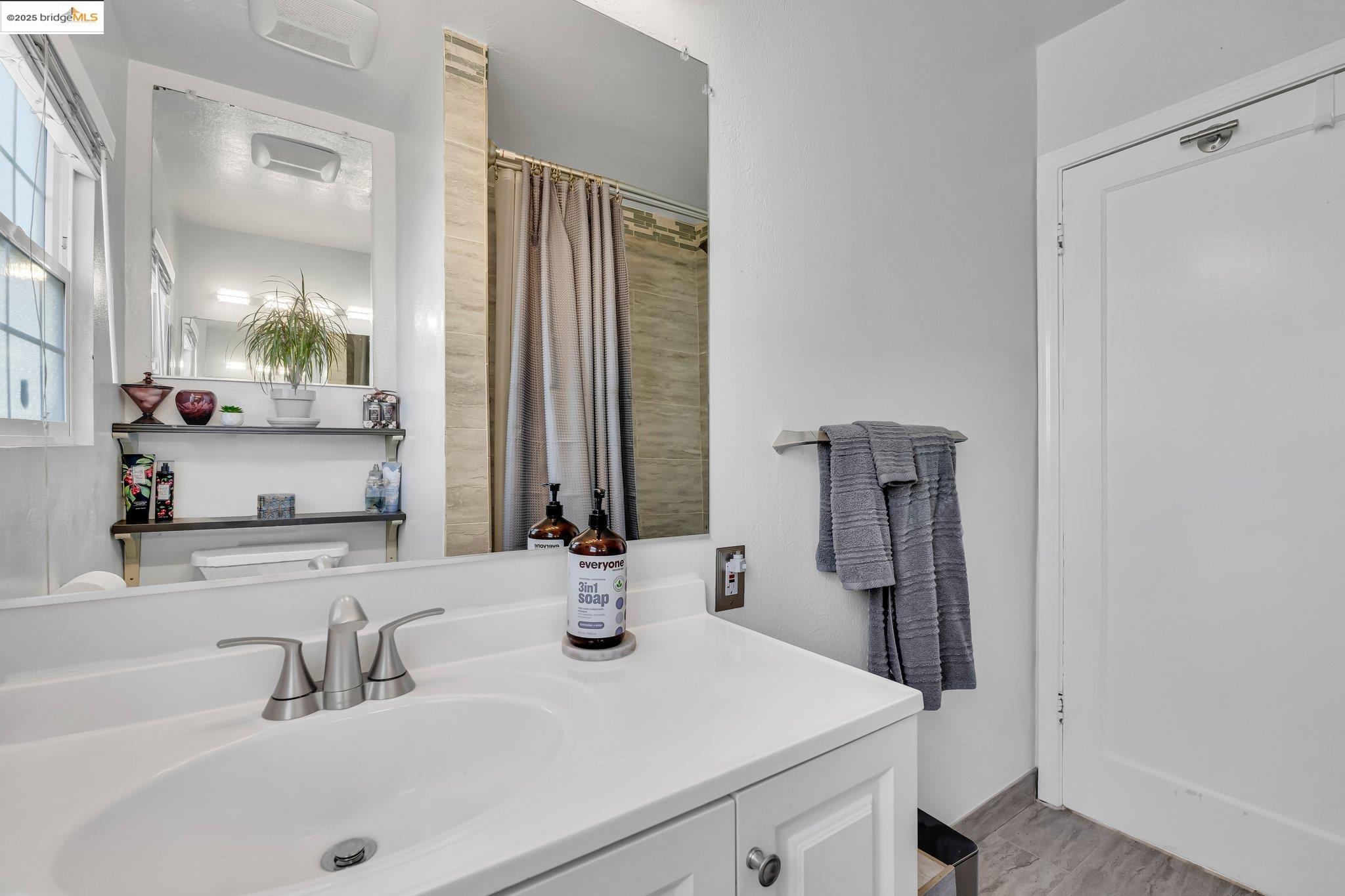 Detail Gallery Image 18 of 38 For 688 66th Street, Oakland,  CA 94609 - 2 Beds | 2/1 Baths