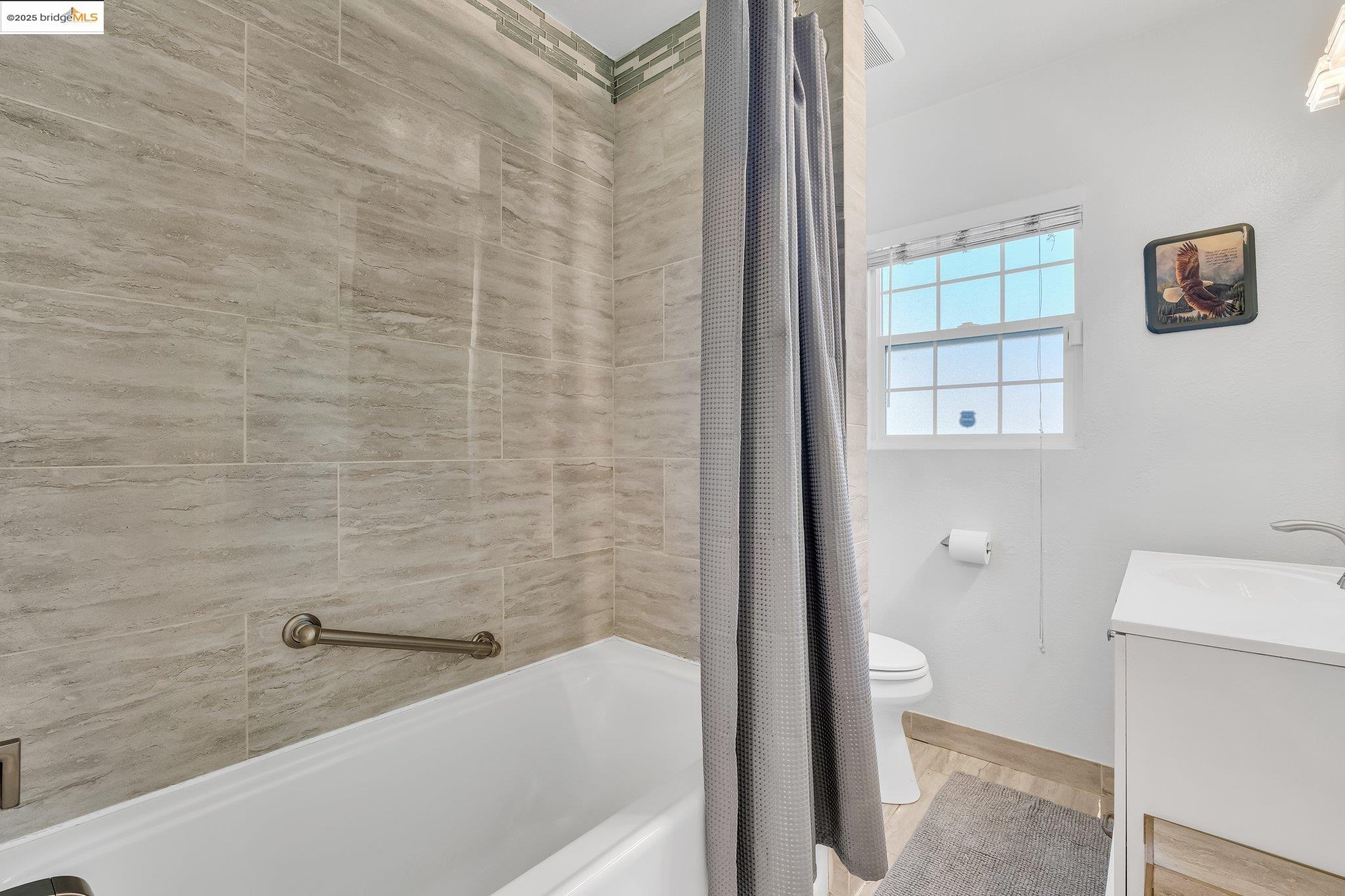 Detail Gallery Image 19 of 38 For 688 66th Street, Oakland,  CA 94609 - 2 Beds | 2/1 Baths
