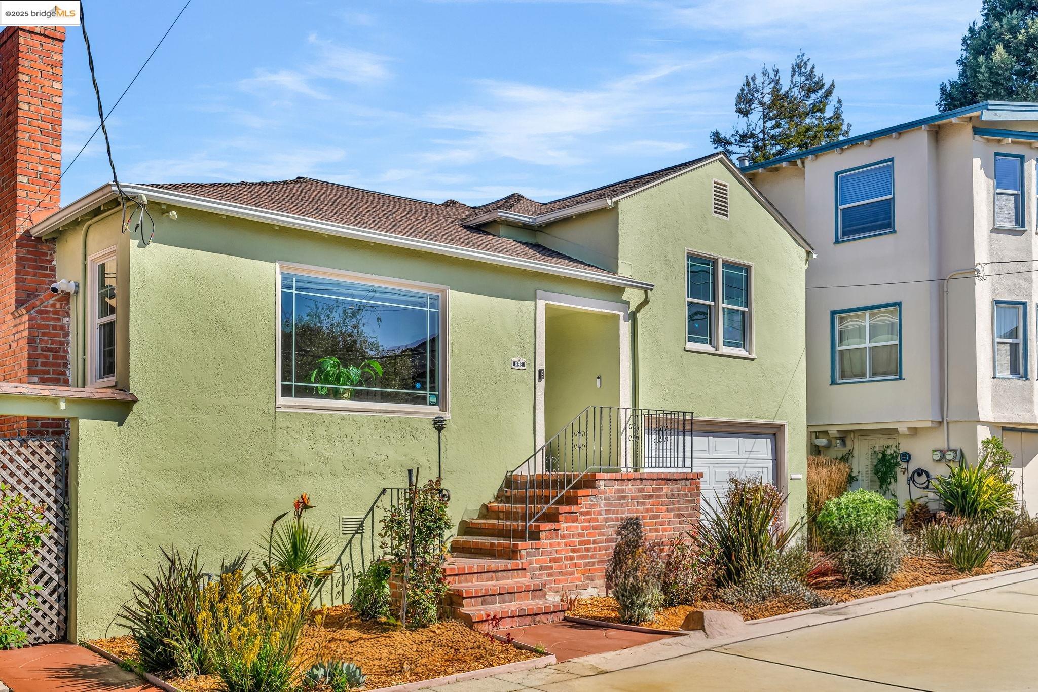 Detail Gallery Image 3 of 38 For 688 66th Street, Oakland,  CA 94609 - 2 Beds | 2/1 Baths