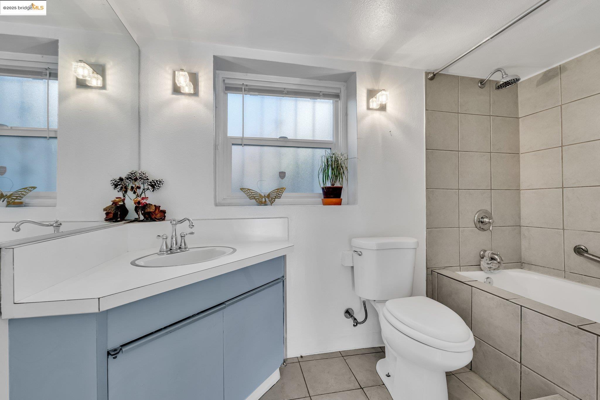 Detail Gallery Image 23 of 38 For 688 66th Street, Oakland,  CA 94609 - 2 Beds | 2/1 Baths
