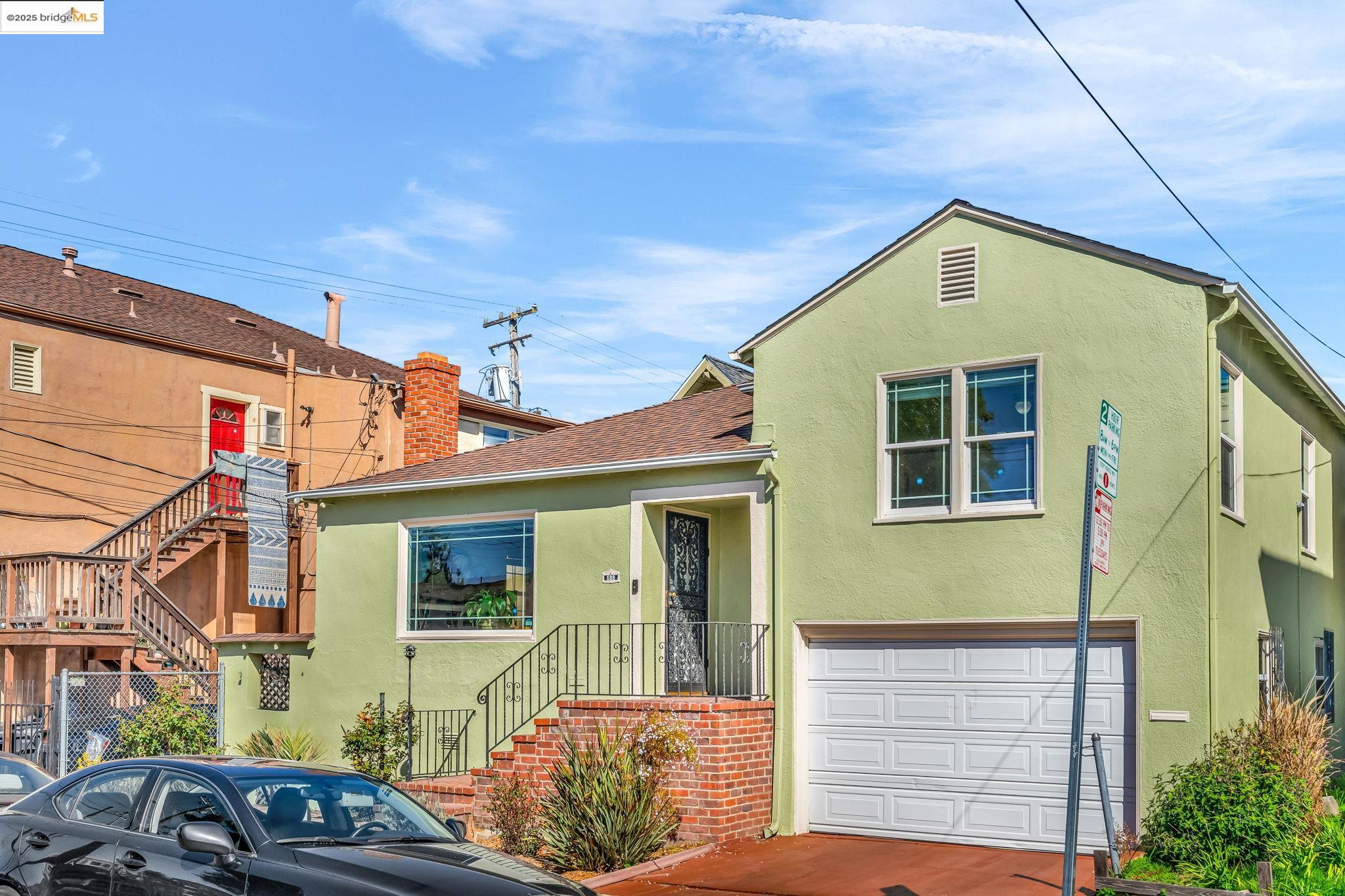 Detail Gallery Image 4 of 38 For 688 66th Street, Oakland,  CA 94609 - 2 Beds | 2/1 Baths