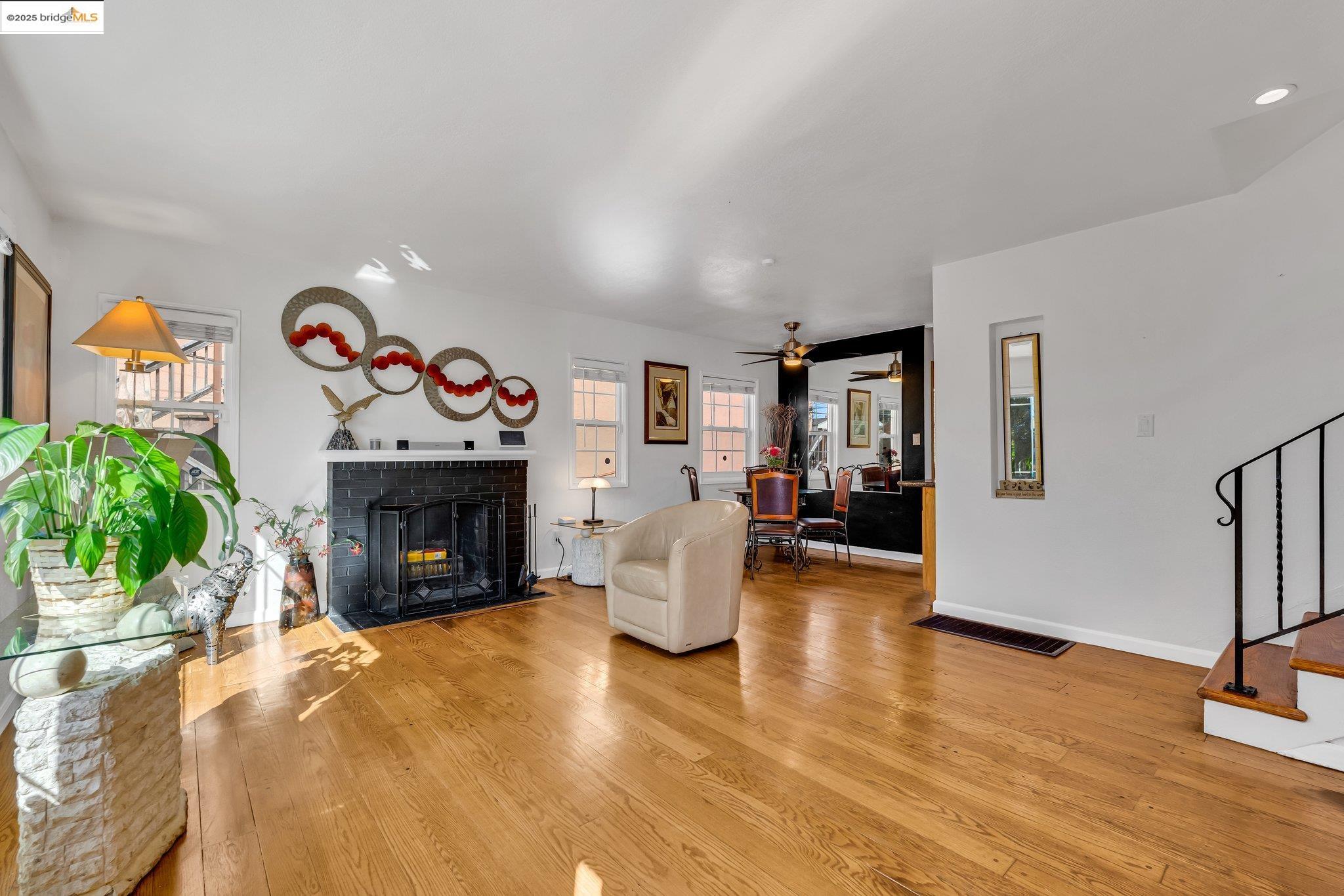 Detail Gallery Image 5 of 38 For 688 66th Street, Oakland,  CA 94609 - 2 Beds | 2/1 Baths