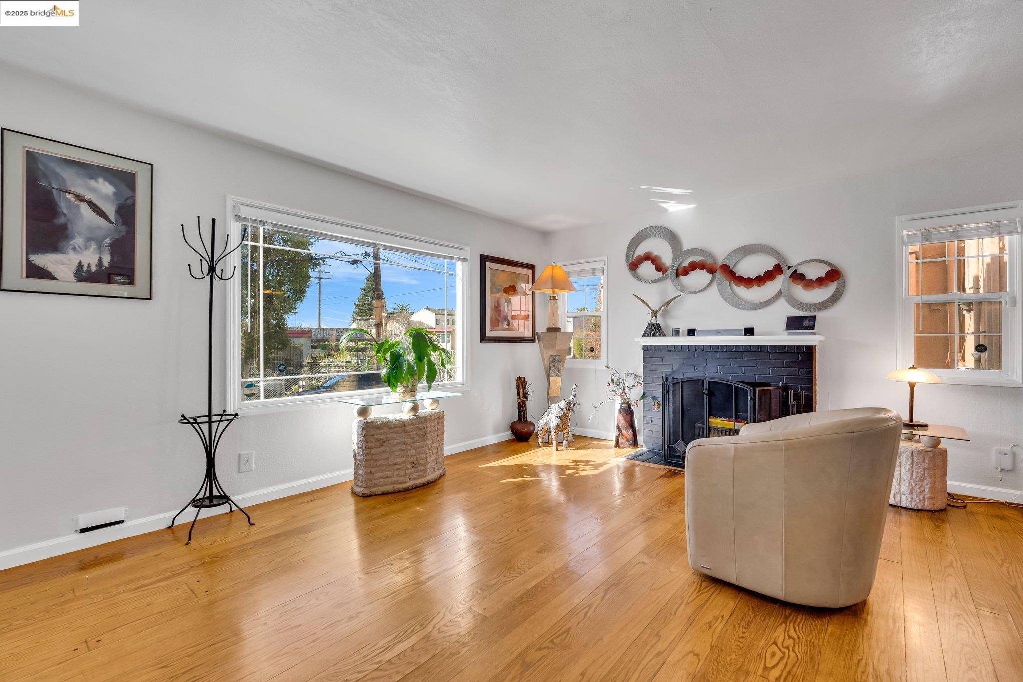 Detail Gallery Image 6 of 38 For 688 66th Street, Oakland,  CA 94609 - 2 Beds | 2/1 Baths