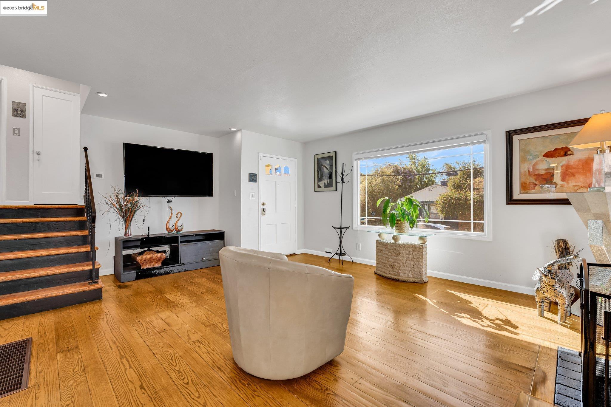 Detail Gallery Image 7 of 38 For 688 66th Street, Oakland,  CA 94609 - 2 Beds | 2/1 Baths
