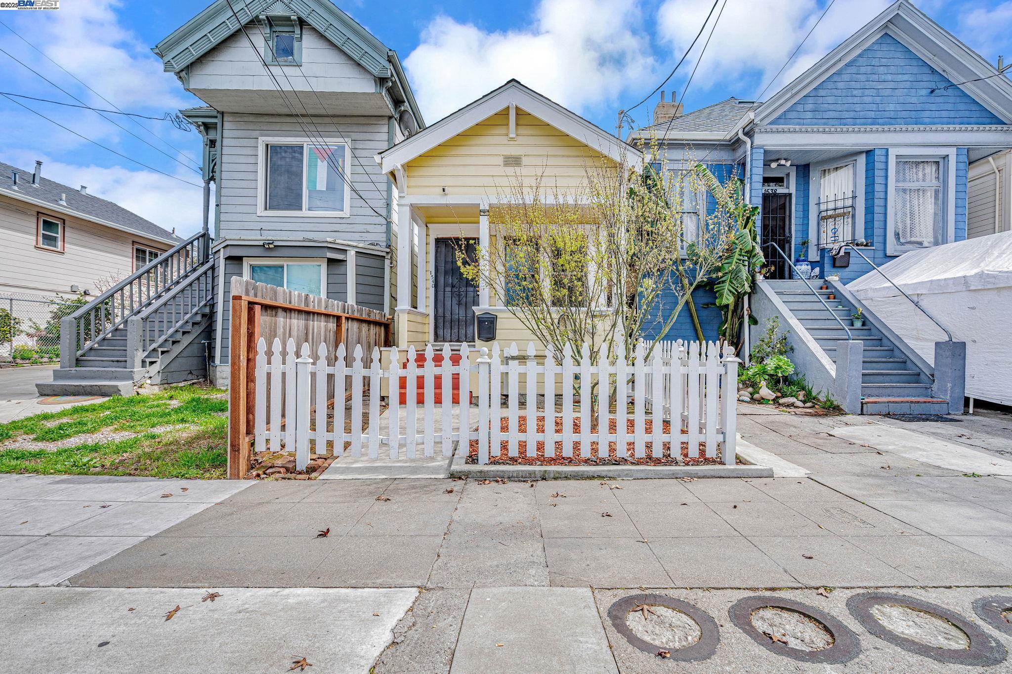 Detail Gallery Image 1 of 17 For 1540 16th Ave, Oakland,  CA 94606 - 2 Beds | 1 Baths