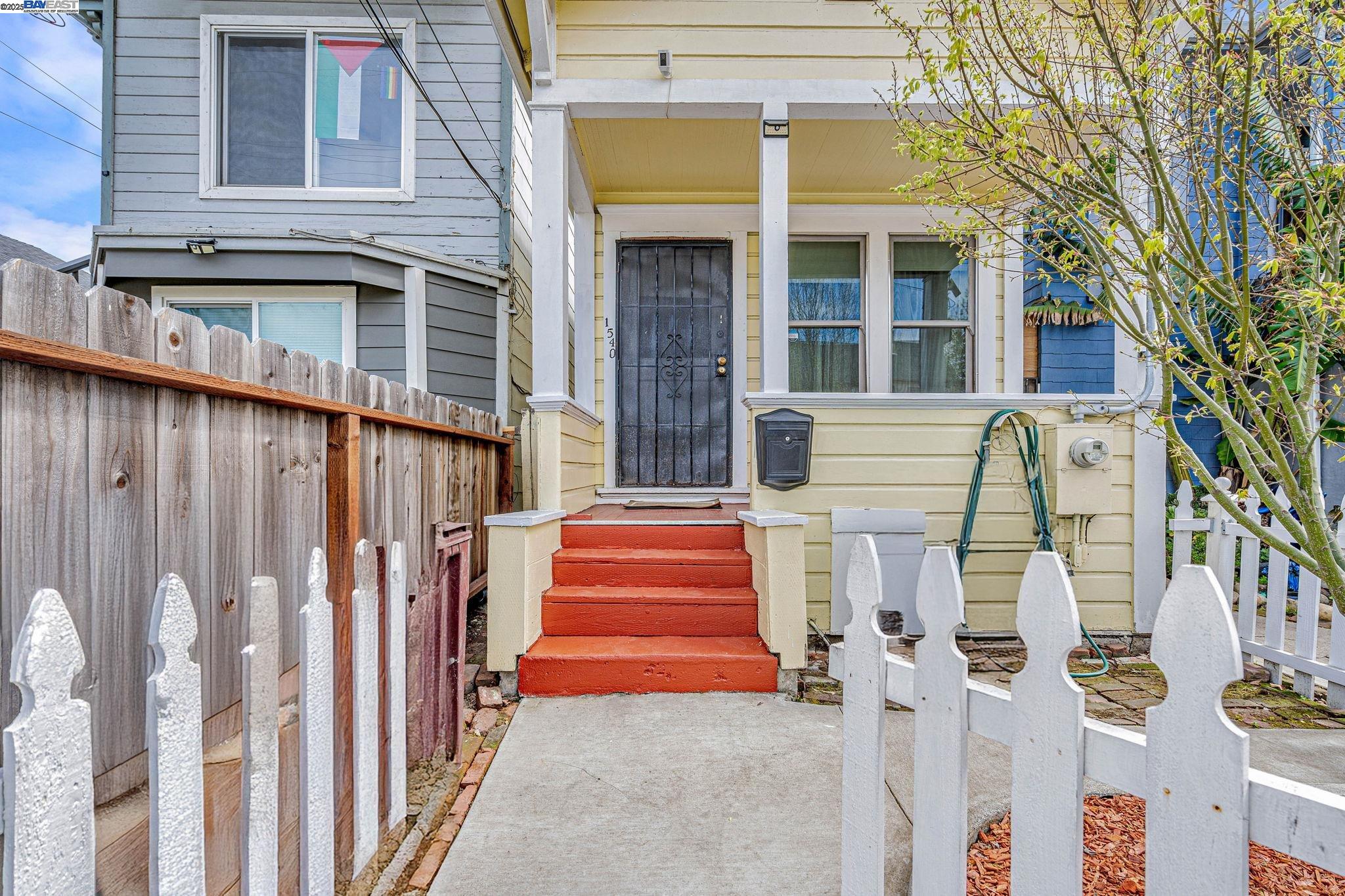 Detail Gallery Image 2 of 17 For 1540 16th Ave, Oakland,  CA 94606 - 2 Beds | 1 Baths