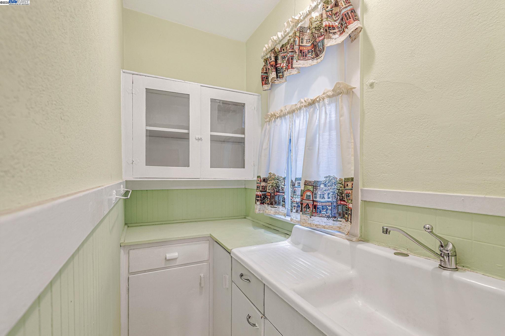 Detail Gallery Image 11 of 17 For 1540 16th Ave, Oakland,  CA 94606 - 2 Beds | 1 Baths