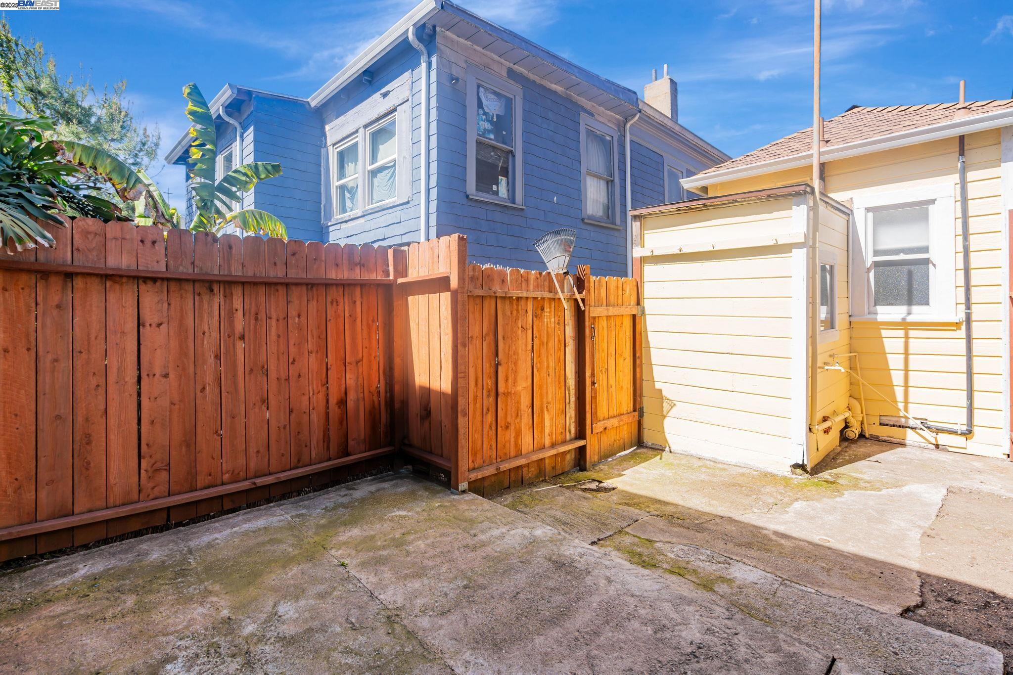 Detail Gallery Image 15 of 17 For 1540 16th Ave, Oakland,  CA 94606 - 2 Beds | 1 Baths