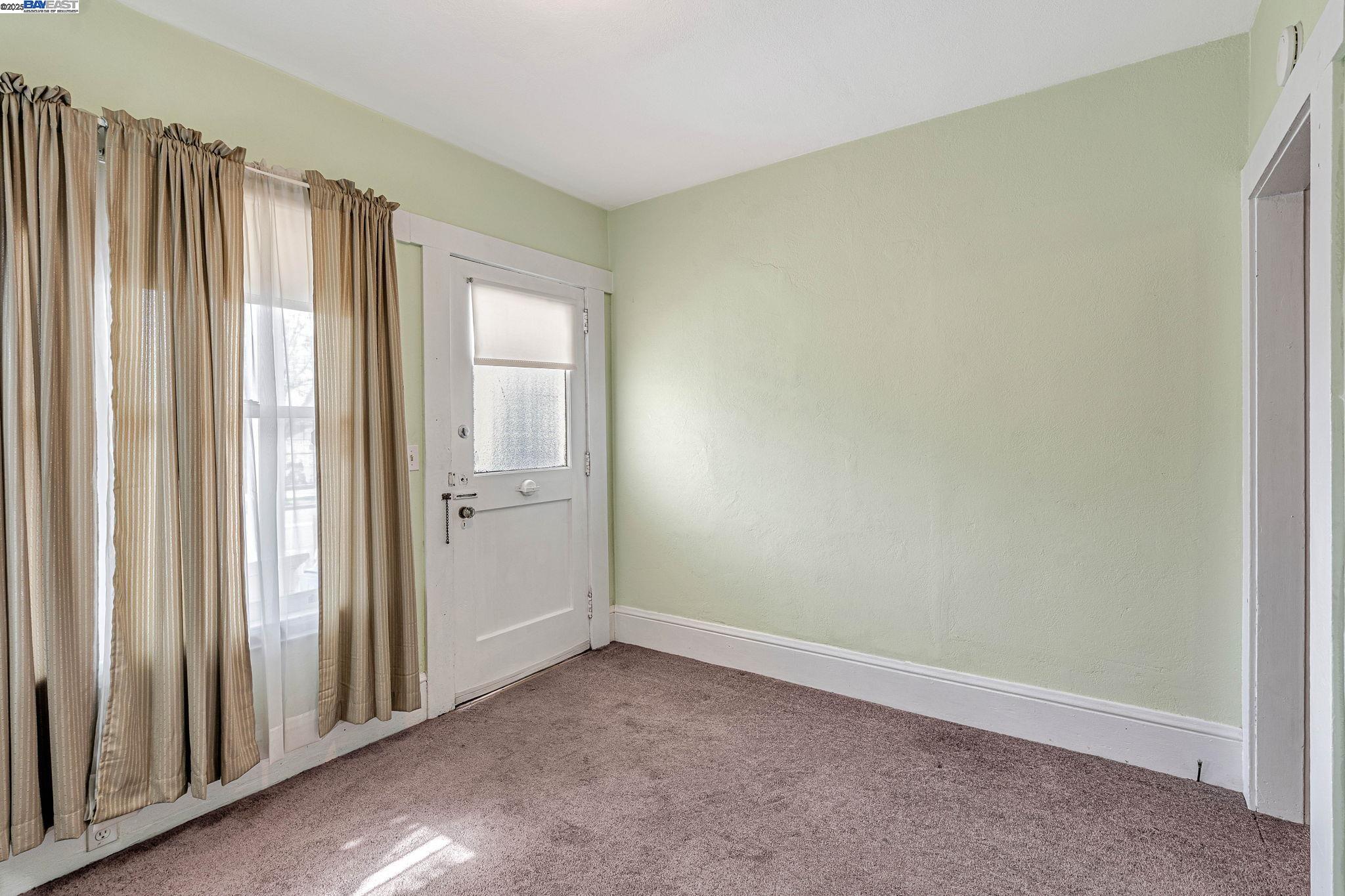 Detail Gallery Image 4 of 17 For 1540 16th Ave, Oakland,  CA 94606 - 2 Beds | 1 Baths