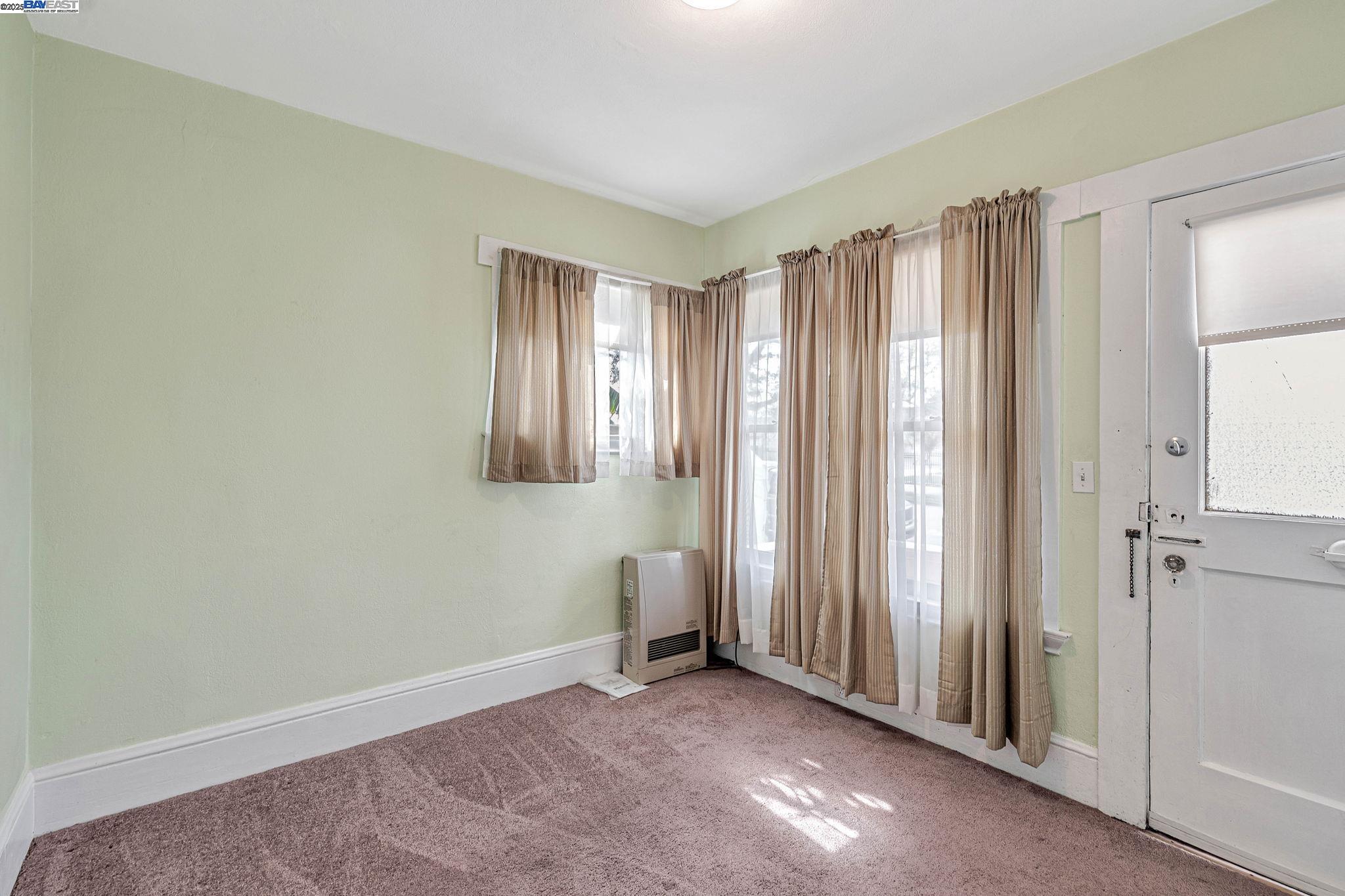 Detail Gallery Image 6 of 17 For 1540 16th Ave, Oakland,  CA 94606 - 2 Beds | 1 Baths
