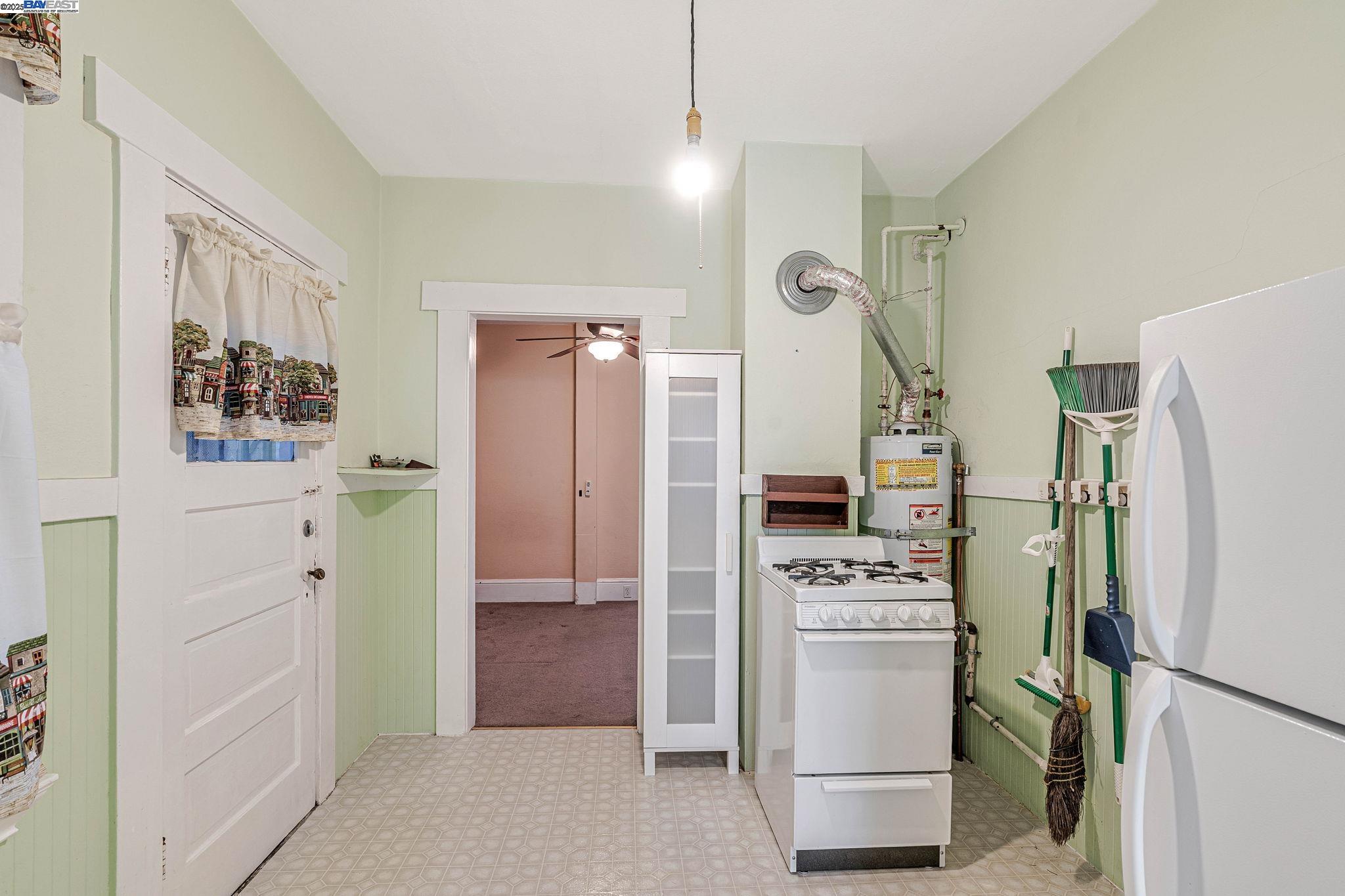 Detail Gallery Image 7 of 17 For 1540 16th Ave, Oakland,  CA 94606 - 2 Beds | 1 Baths