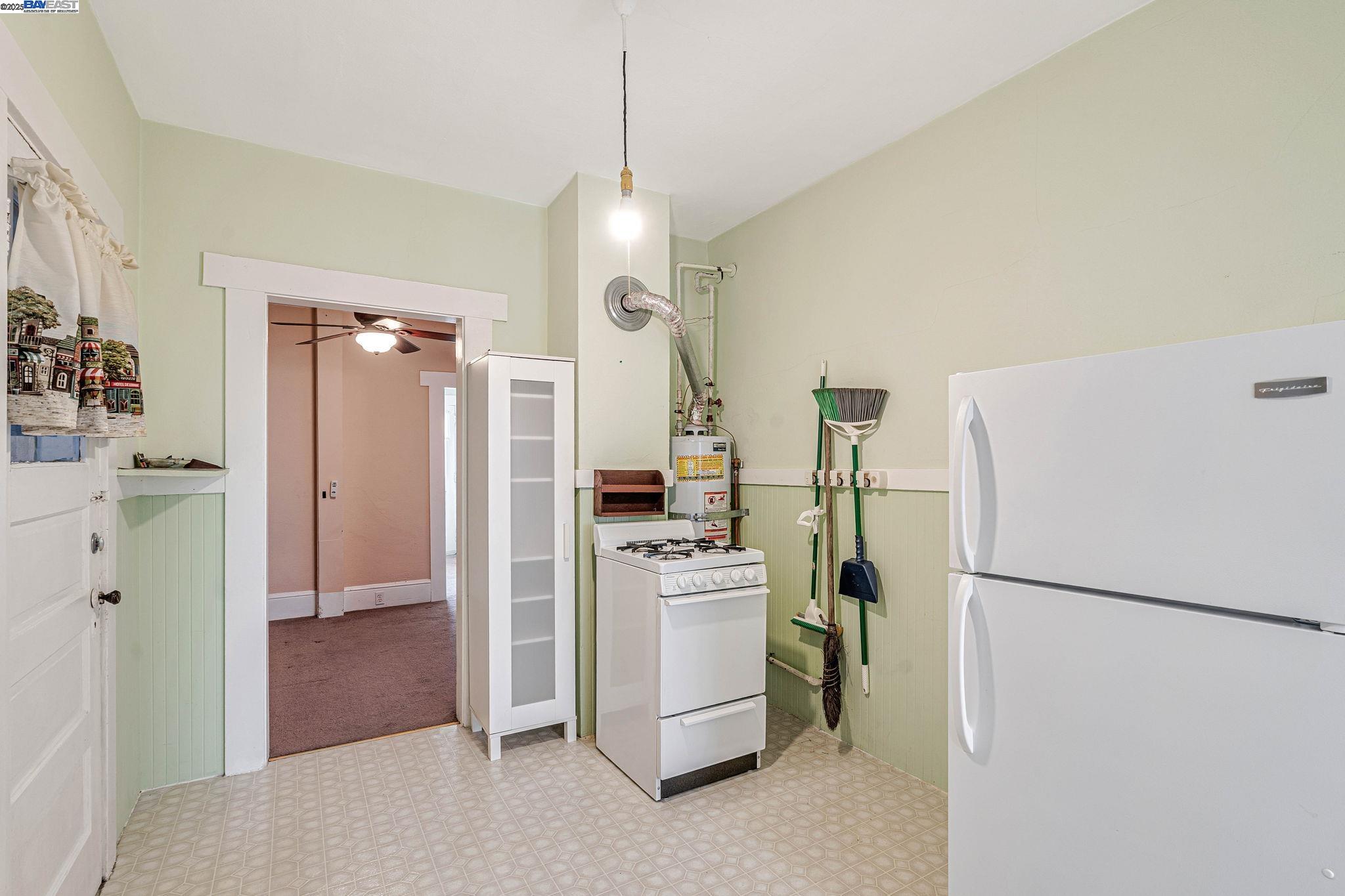 Detail Gallery Image 8 of 17 For 1540 16th Ave, Oakland,  CA 94606 - 2 Beds | 1 Baths