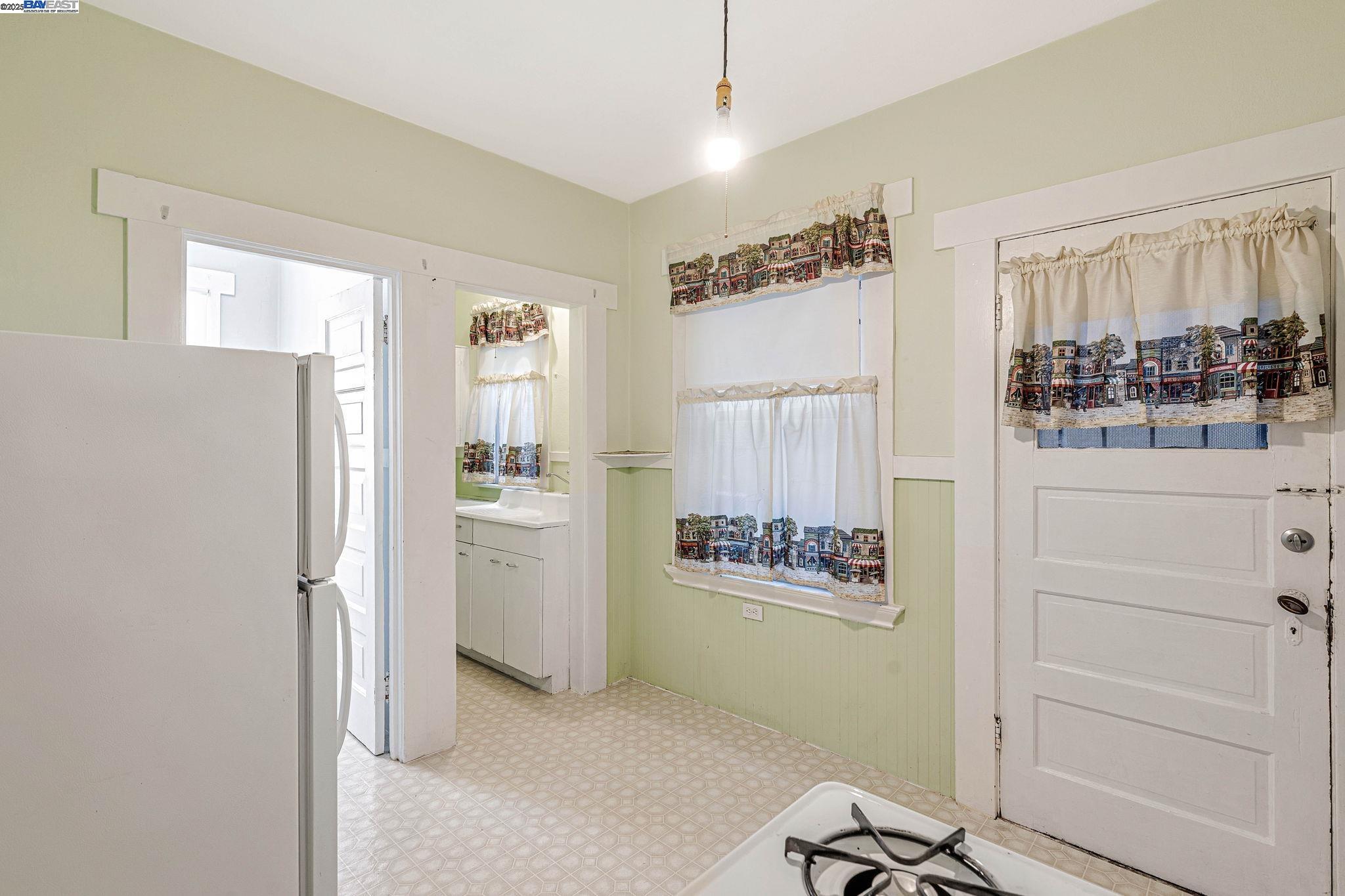 Detail Gallery Image 10 of 17 For 1540 16th Ave, Oakland,  CA 94606 - 2 Beds | 1 Baths