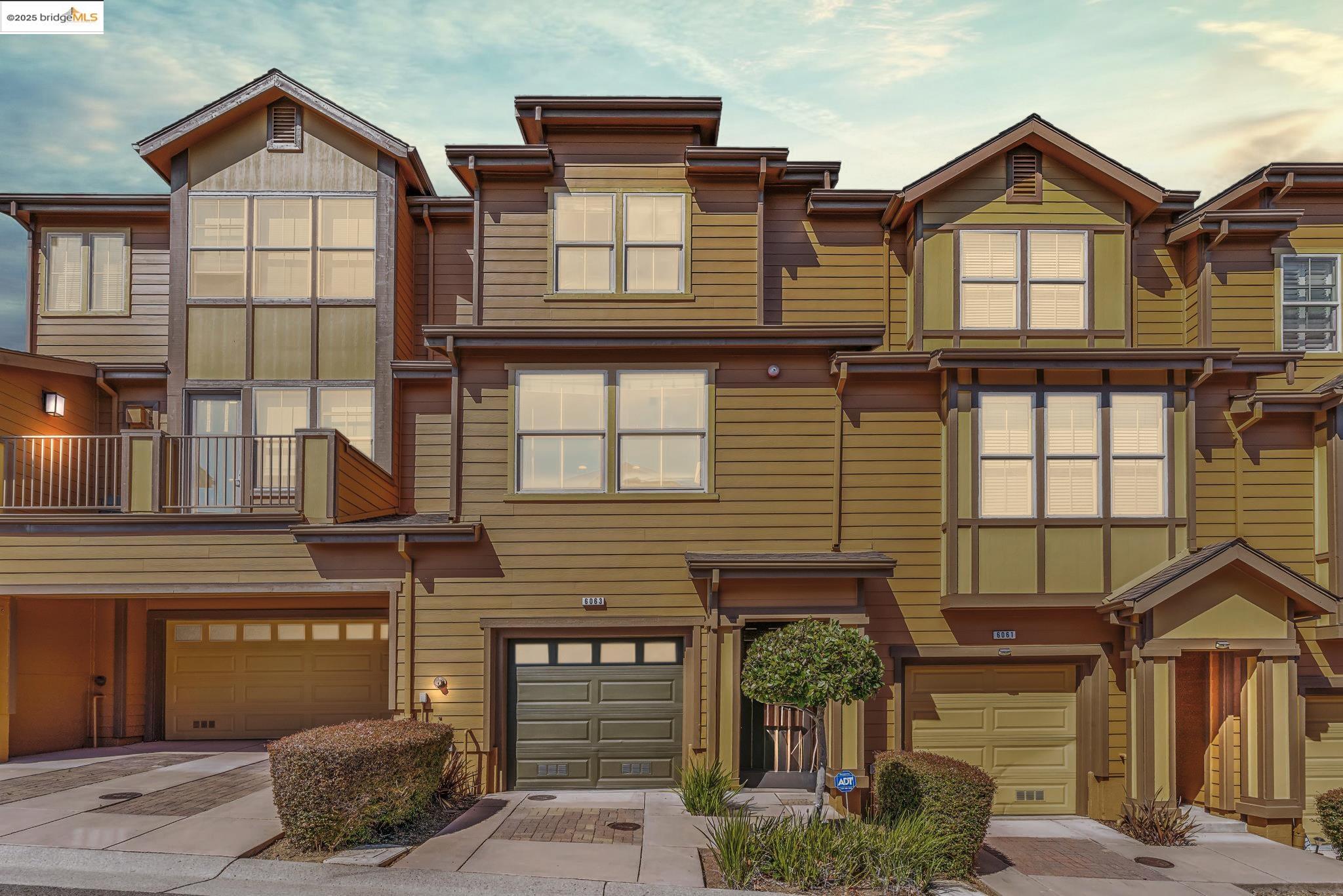 Detail Gallery Image 1 of 36 For 6063 Old Quarry Loop, Oakland,  CA 94605 - 2 Beds | 3 Baths