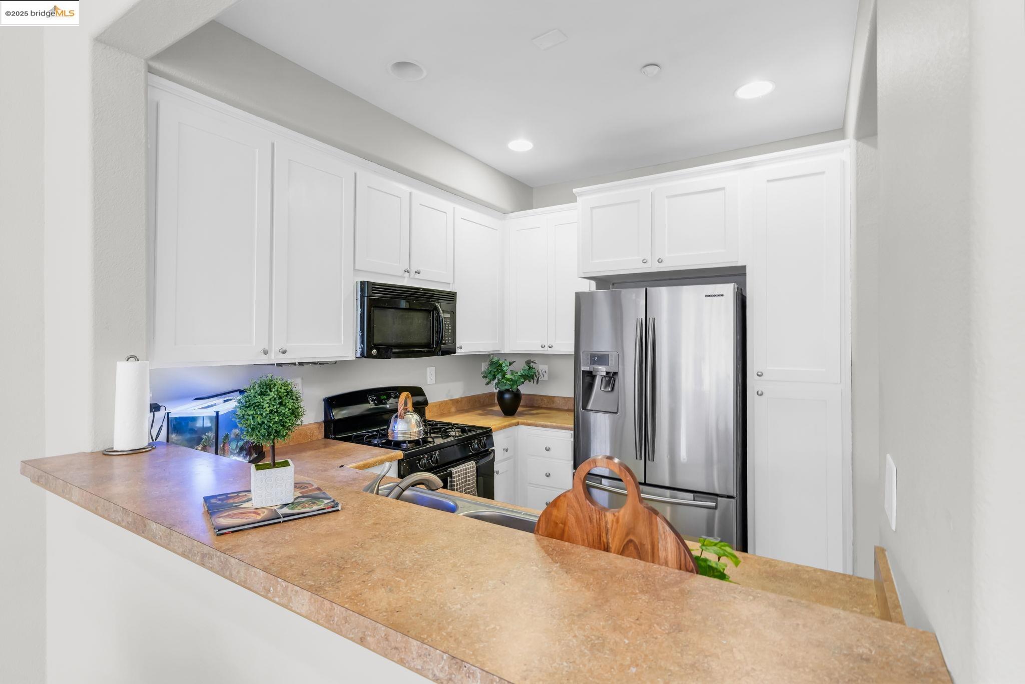 Detail Gallery Image 12 of 36 For 6063 Old Quarry Loop, Oakland,  CA 94605 - 2 Beds | 3 Baths