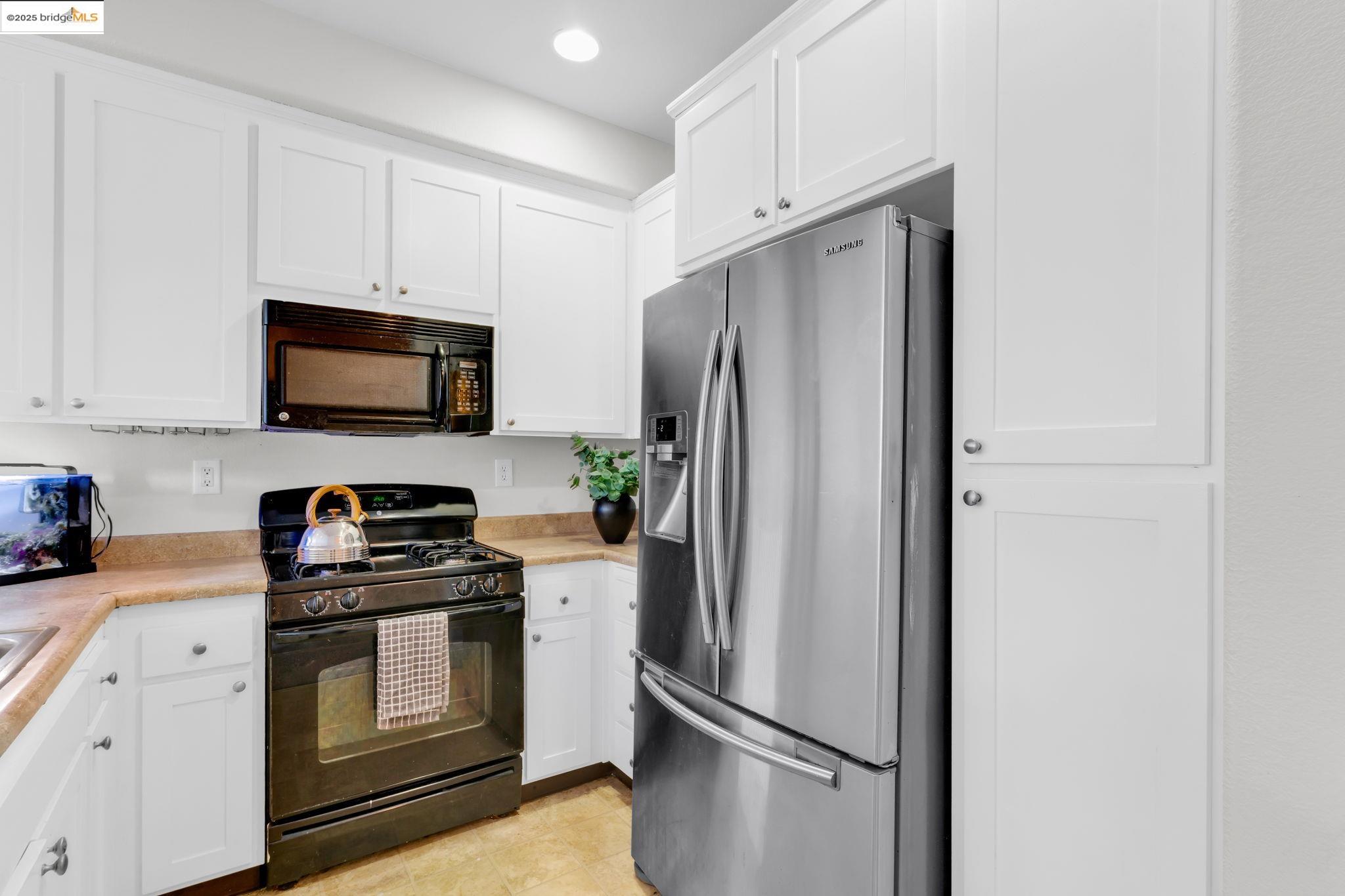 Detail Gallery Image 14 of 36 For 6063 Old Quarry Loop, Oakland,  CA 94605 - 2 Beds | 3 Baths