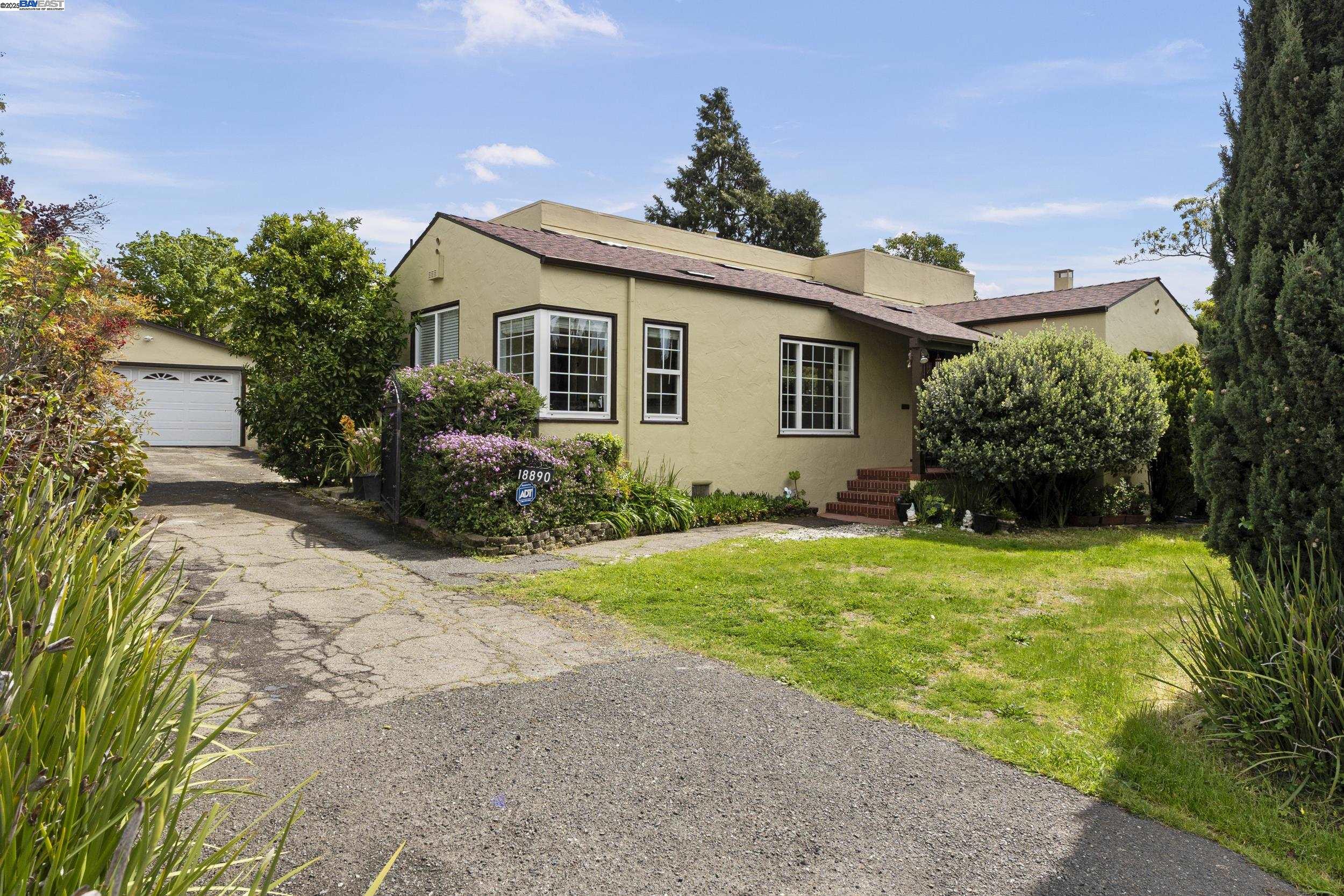Detail Gallery Image 1 of 1 For 18890 Redwood Rd, Castro Valley,  CA 94546 - 2 Beds | 2 Baths