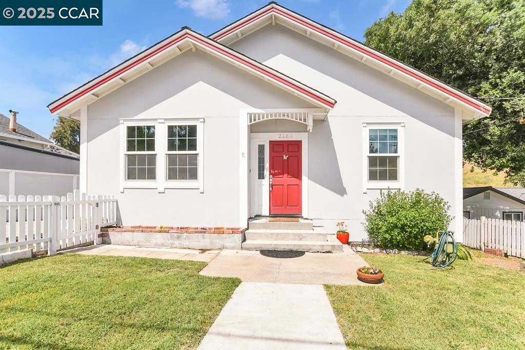 Detail Gallery Image 1 of 1 For 2180 James Street, Martinez,  CA 94553 - 3 Beds | 1/1 Baths