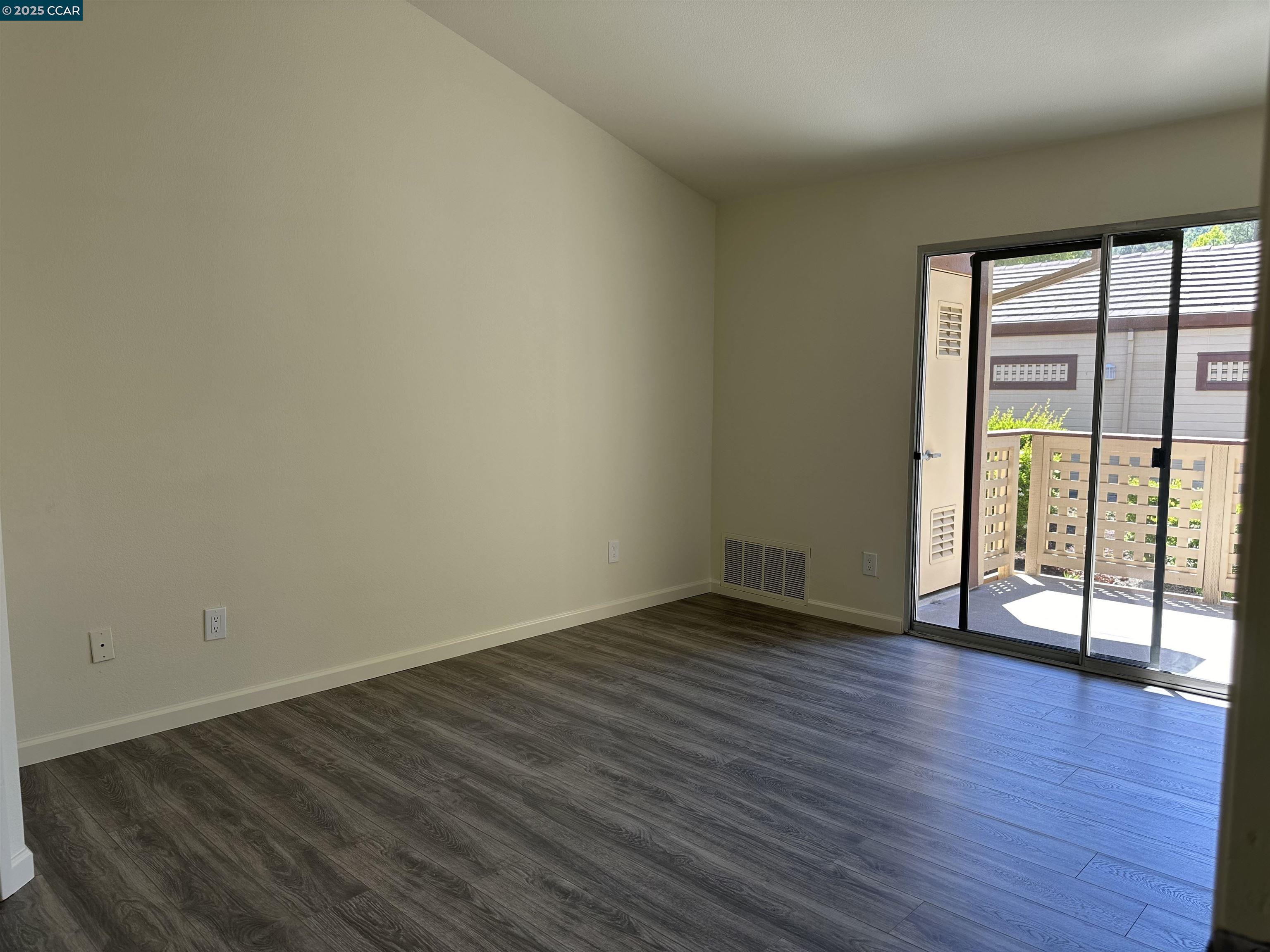 Detail Gallery Image 3 of 16 For 161 Tuscany Ct, Hercules,  CA 94547 - 2 Beds | 2 Baths