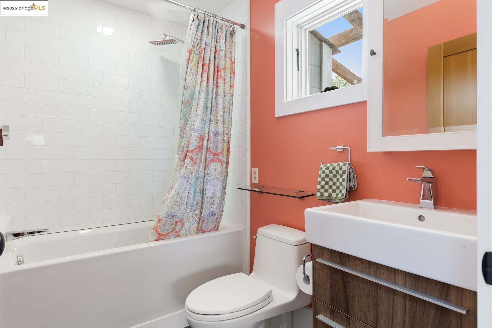 Detail Gallery Image 21 of 38 For 1730 7th St, Berkeley,  CA 94710 - 2 Beds | 1/1 Baths