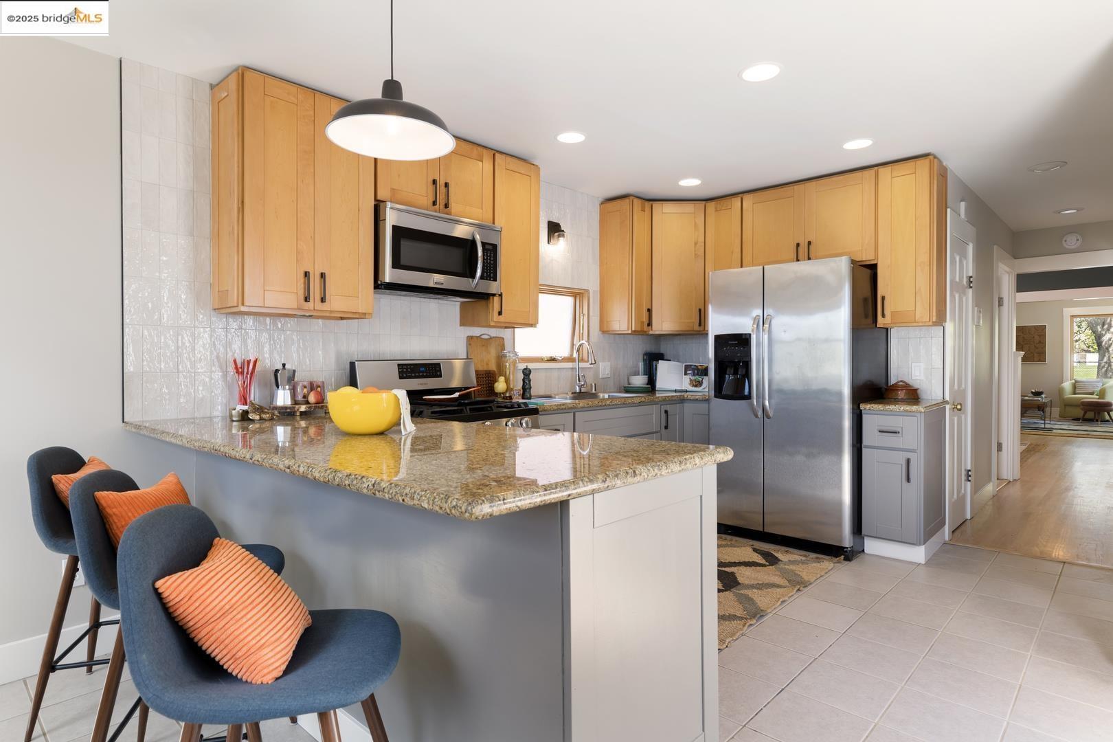 Detail Gallery Image 5 of 38 For 1730 7th St, Berkeley,  CA 94710 - 2 Beds | 1/1 Baths