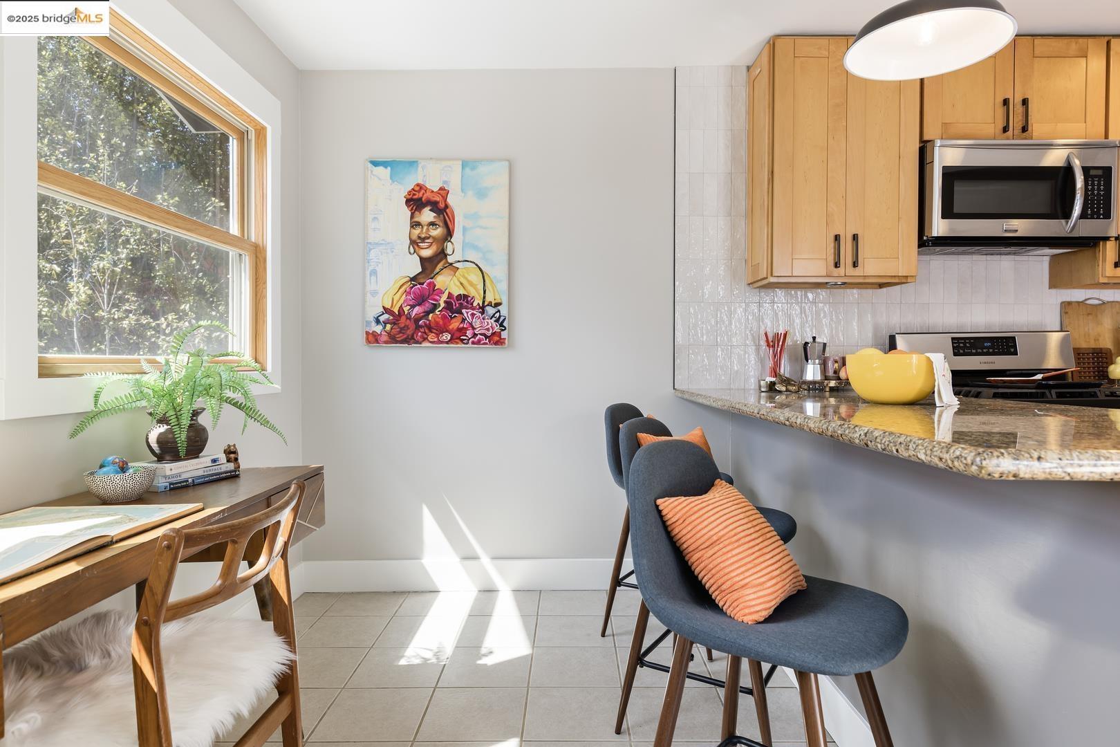 Detail Gallery Image 6 of 38 For 1730 7th St, Berkeley,  CA 94710 - 2 Beds | 1/1 Baths