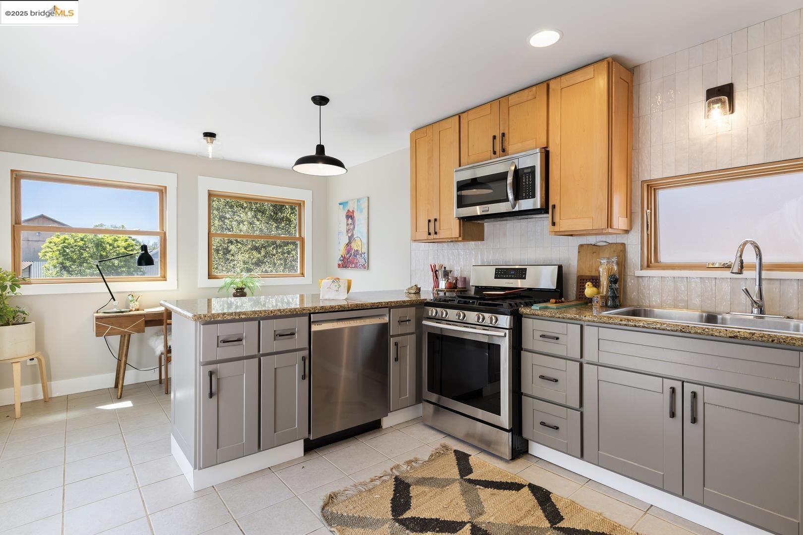 Detail Gallery Image 7 of 38 For 1730 7th St, Berkeley,  CA 94710 - 2 Beds | 1/1 Baths