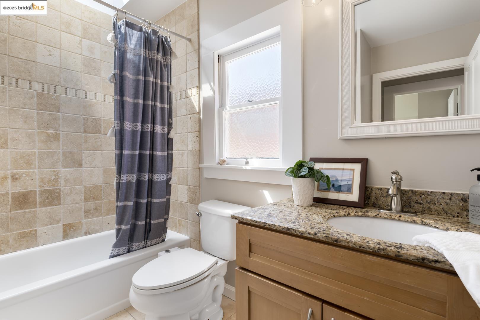Detail Gallery Image 9 of 38 For 1730 7th St, Berkeley,  CA 94710 - 2 Beds | 1/1 Baths
