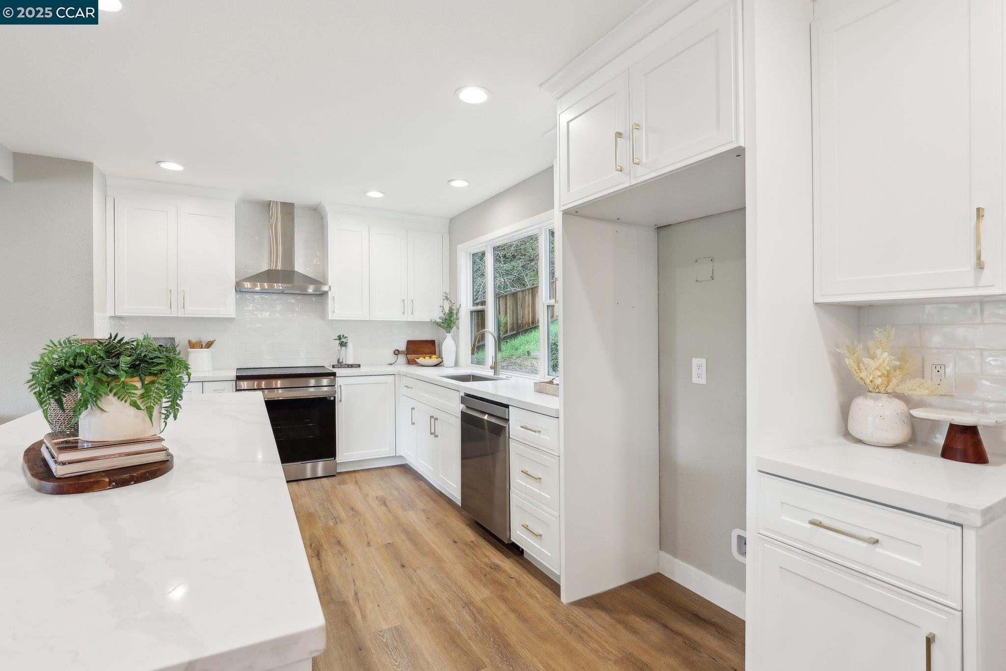 Detail Gallery Image 11 of 60 For 211 Corliss Dr, Moraga,  CA 94556 - 5 Beds | 2/1 Baths