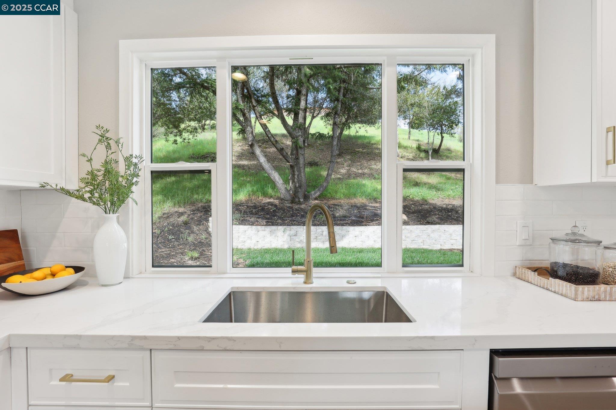 Detail Gallery Image 12 of 60 For 211 Corliss Dr, Moraga,  CA 94556 - 5 Beds | 2/1 Baths