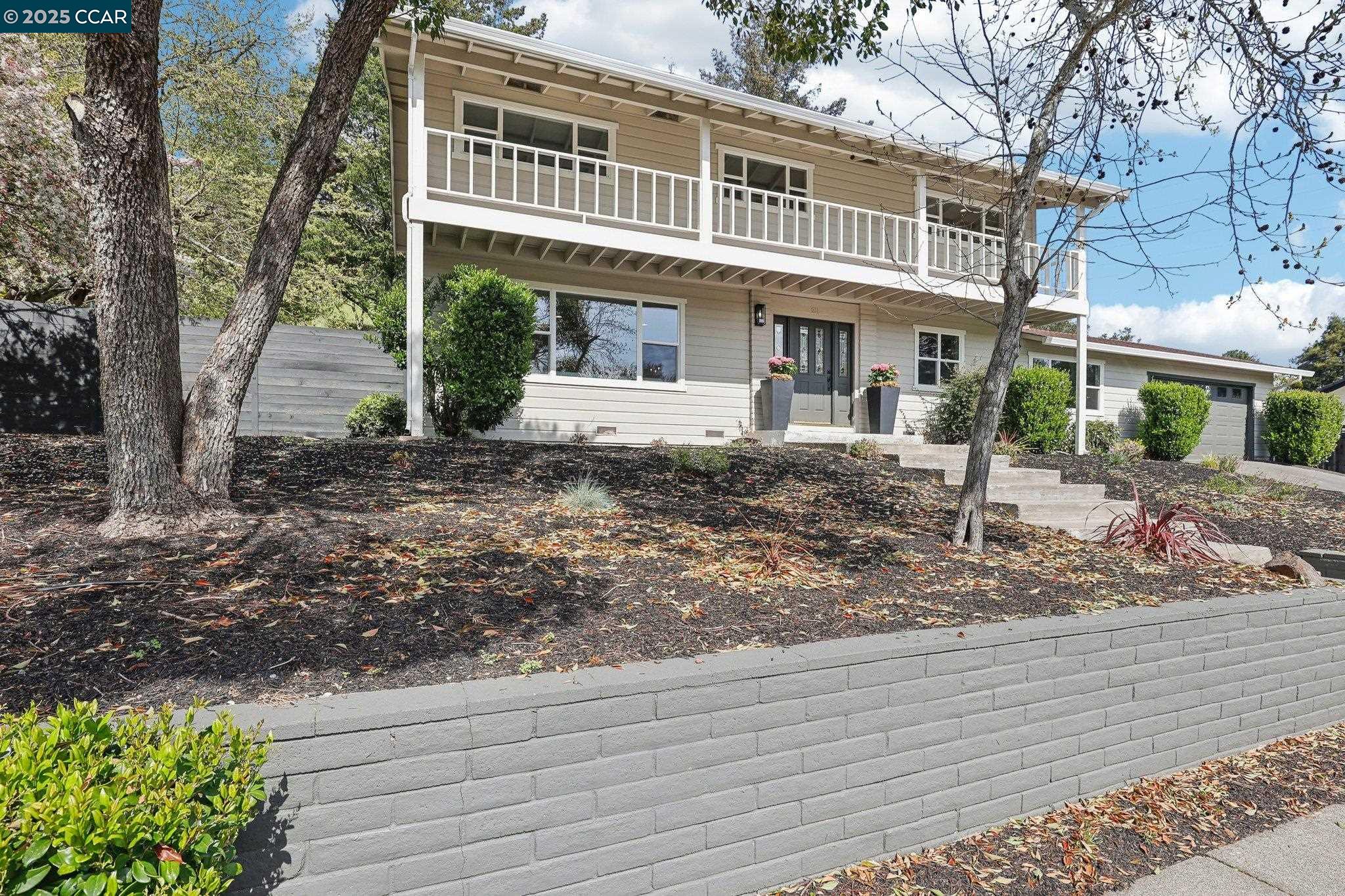 Detail Gallery Image 3 of 60 For 211 Corliss Dr, Moraga,  CA 94556 - 5 Beds | 2/1 Baths