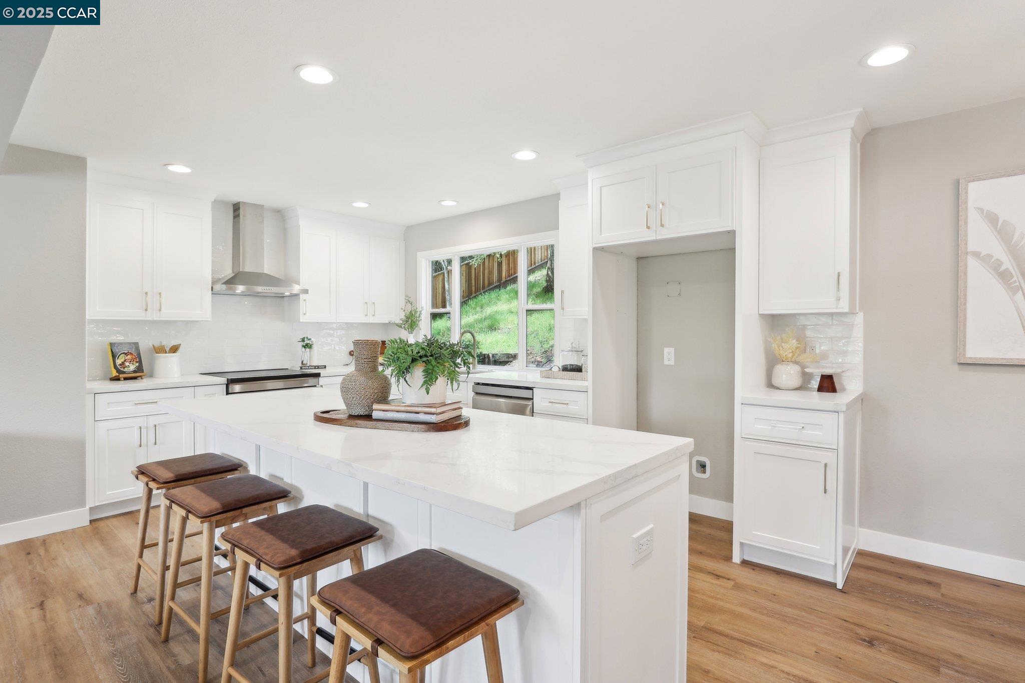 Detail Gallery Image 8 of 60 For 211 Corliss Dr, Moraga,  CA 94556 - 5 Beds | 2/1 Baths