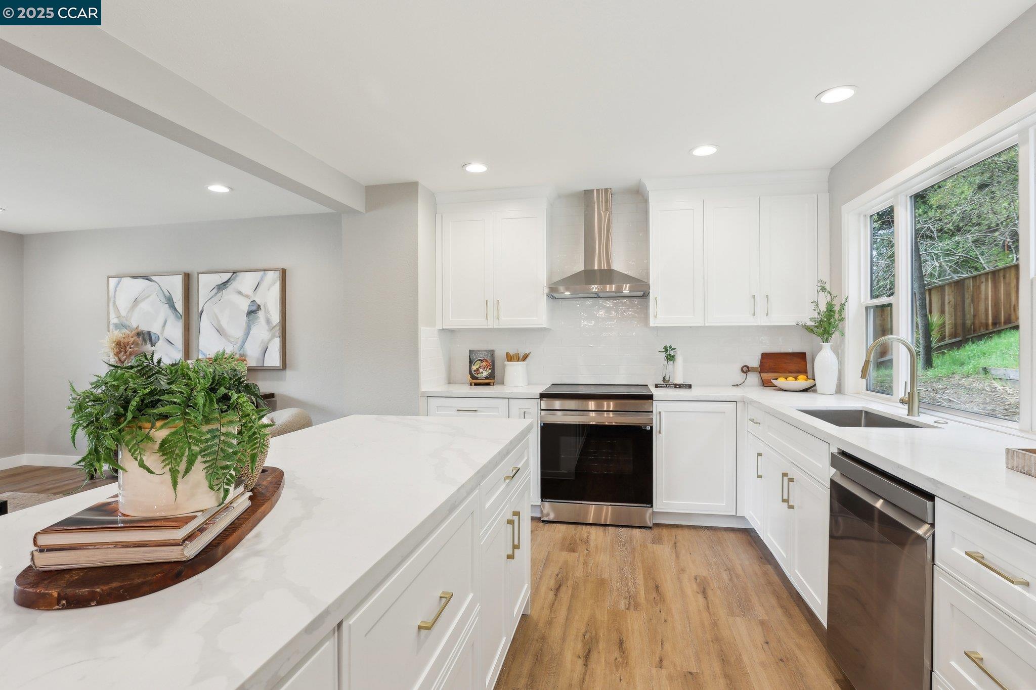 Detail Gallery Image 9 of 60 For 211 Corliss Dr, Moraga,  CA 94556 - 5 Beds | 2/1 Baths