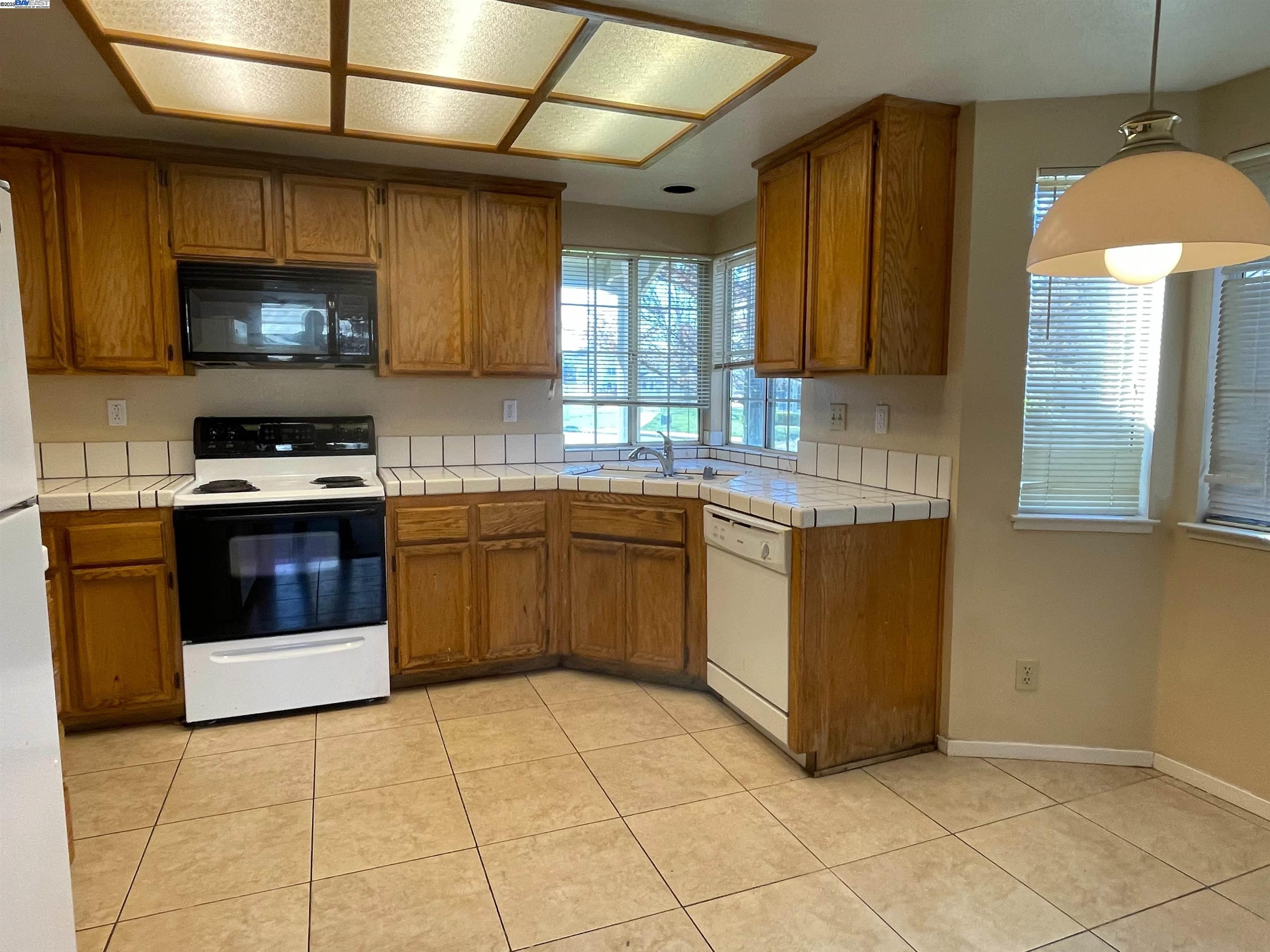 Detail Gallery Image 2 of 35 For 149 Pelican Loop, Pittsburg,  CA 94565 - 3 Beds | 2/1 Baths