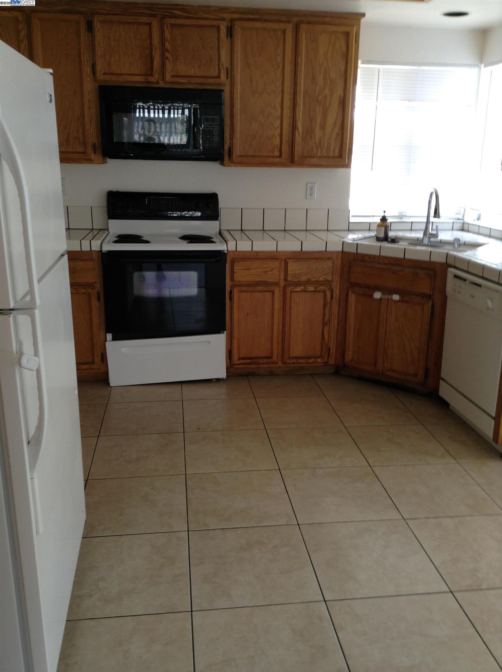 Detail Gallery Image 3 of 35 For 149 Pelican Loop, Pittsburg,  CA 94565 - 3 Beds | 2/1 Baths