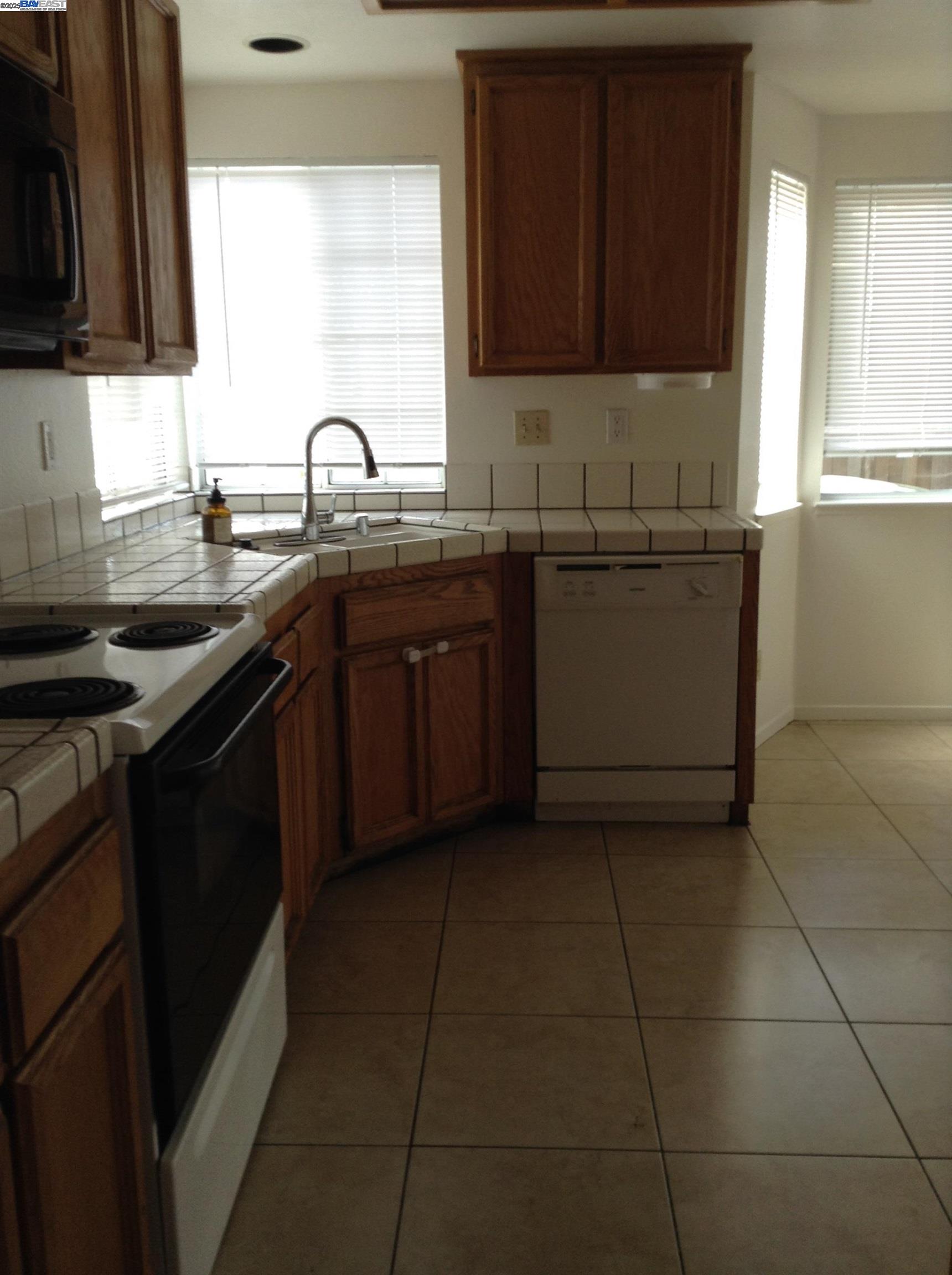 Detail Gallery Image 4 of 35 For 149 Pelican Loop, Pittsburg,  CA 94565 - 3 Beds | 2/1 Baths