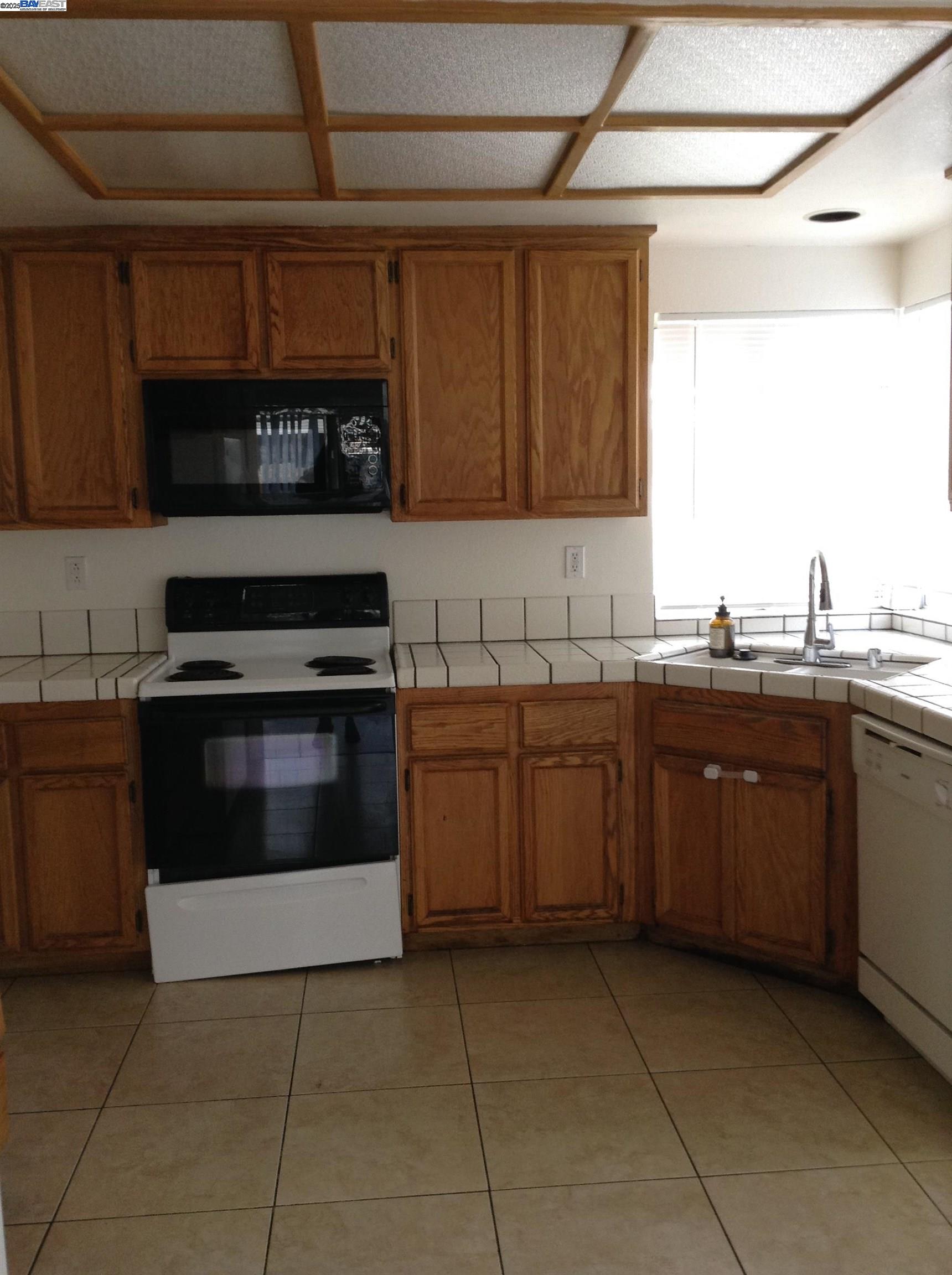 Detail Gallery Image 6 of 35 For 149 Pelican Loop, Pittsburg,  CA 94565 - 3 Beds | 2/1 Baths