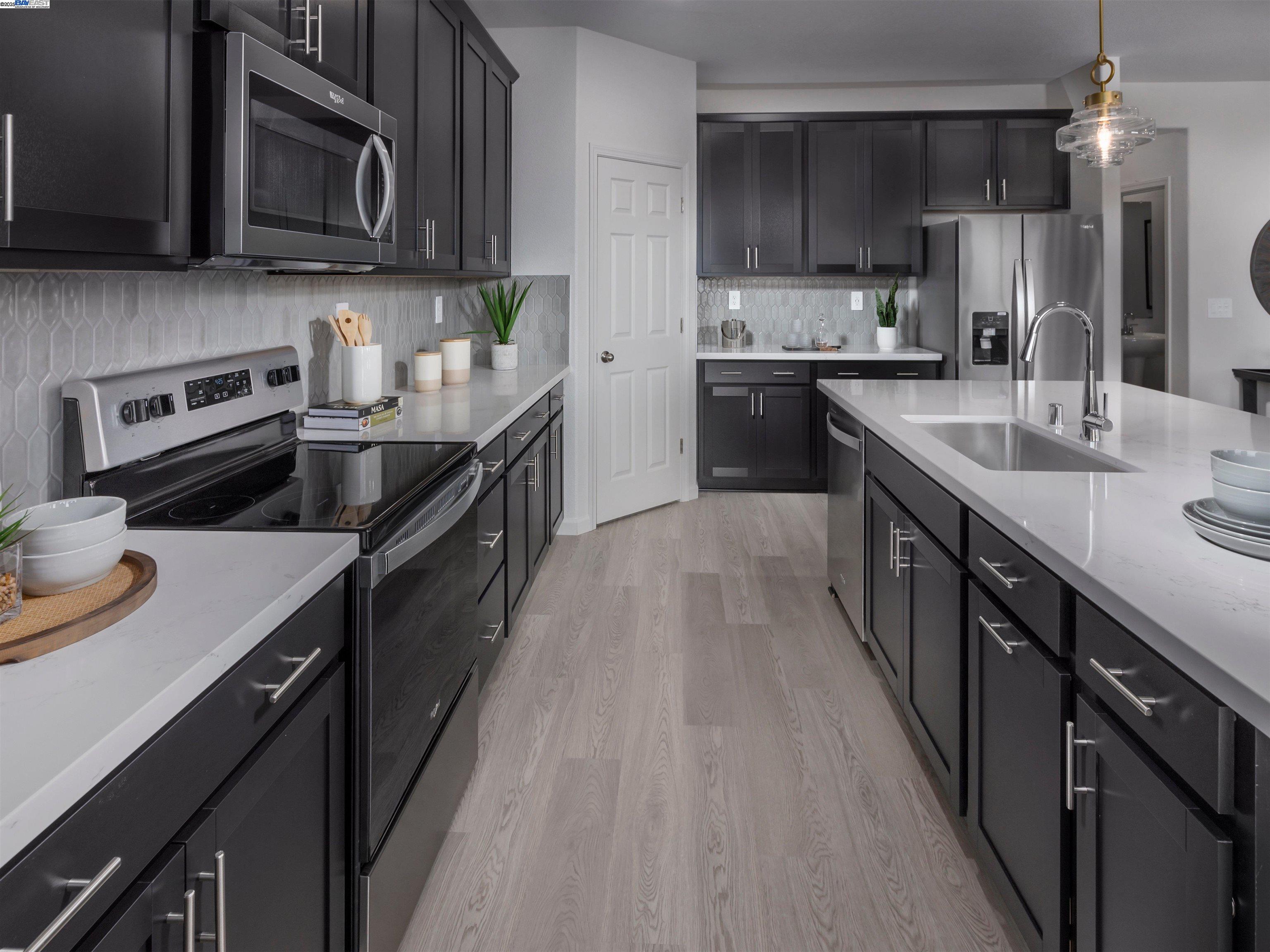 Detail Gallery Image 4 of 16 For 1660 Eagle River Av, Manteca,  CA 95337 - 5 Beds | 3/1 Baths