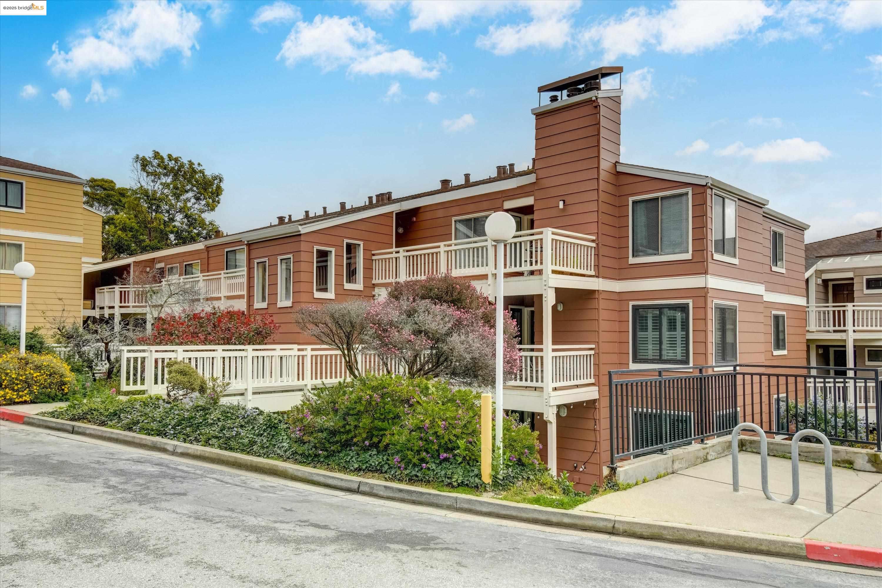 Detail Gallery Image 2 of 42 For 805 Red Leaf Court #805,  San Francisco,  CA 94134 - 3 Beds | 2 Baths