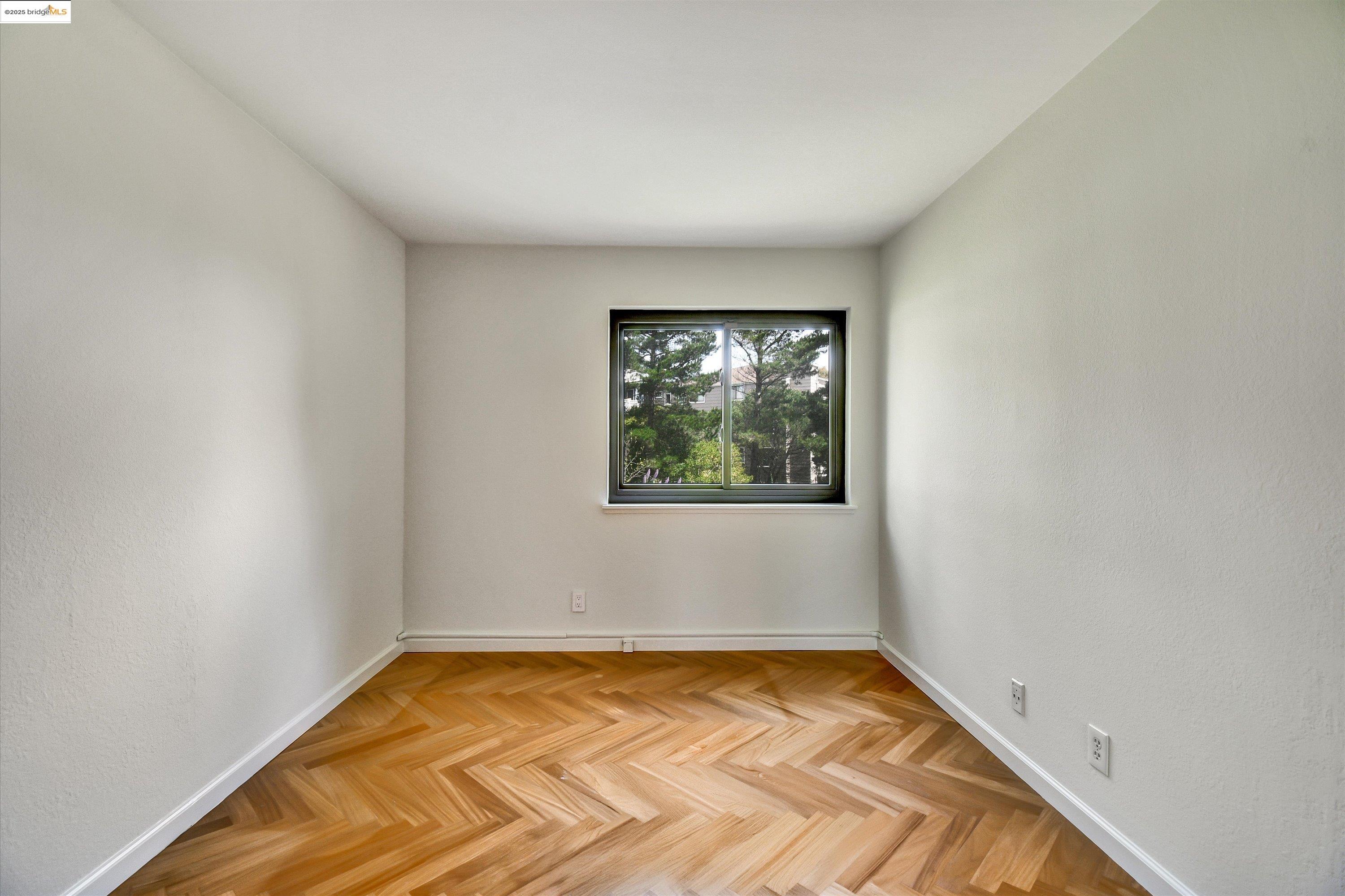 Detail Gallery Image 14 of 42 For 805 Red Leaf Court #805,  San Francisco,  CA 94134 - 3 Beds | 2 Baths