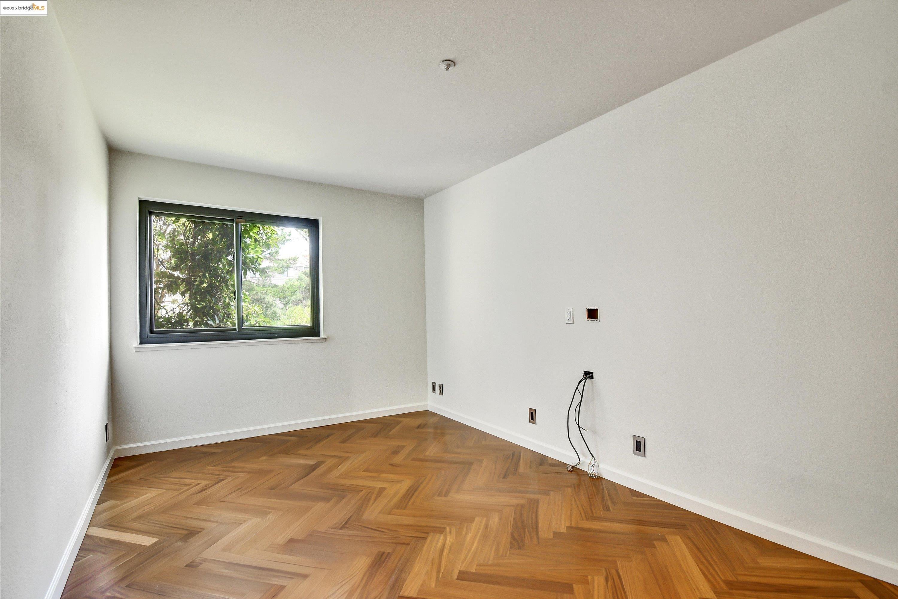 Detail Gallery Image 18 of 42 For 805 Red Leaf Court #805,  San Francisco,  CA 94134 - 3 Beds | 2 Baths