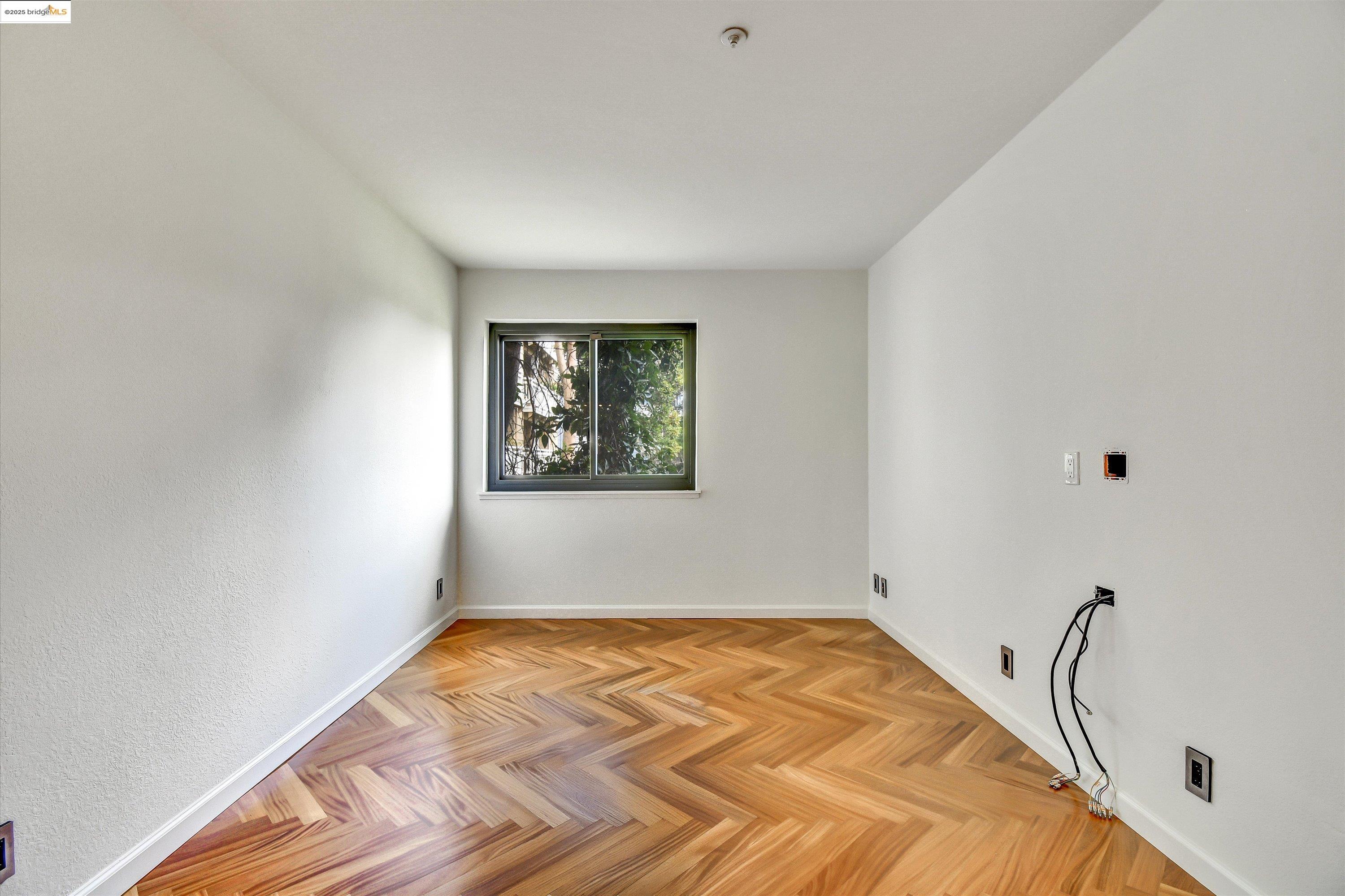 Detail Gallery Image 19 of 42 For 805 Red Leaf Court #805,  San Francisco,  CA 94134 - 3 Beds | 2 Baths