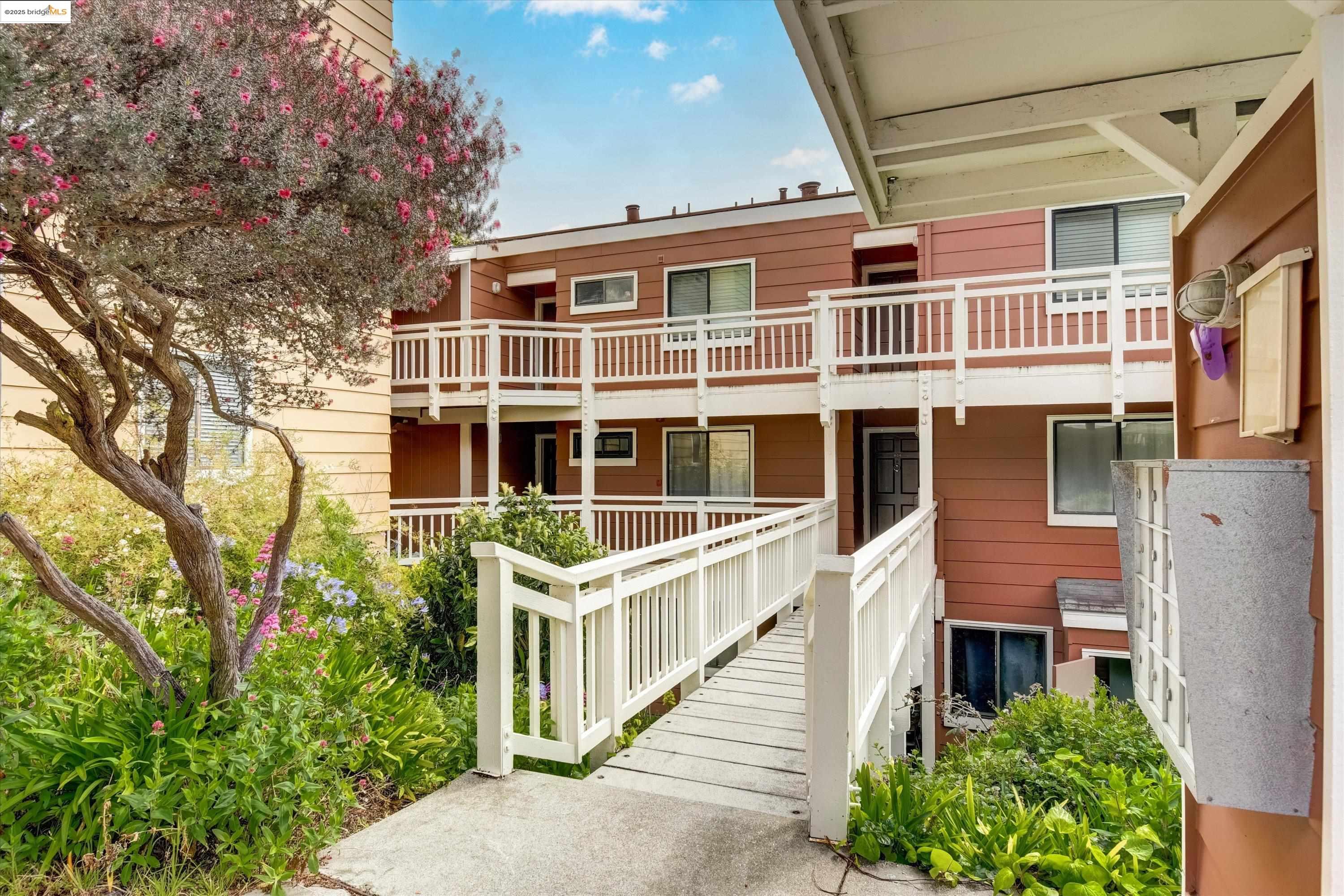 Detail Gallery Image 3 of 42 For 805 Red Leaf Court #805,  San Francisco,  CA 94134 - 3 Beds | 2 Baths