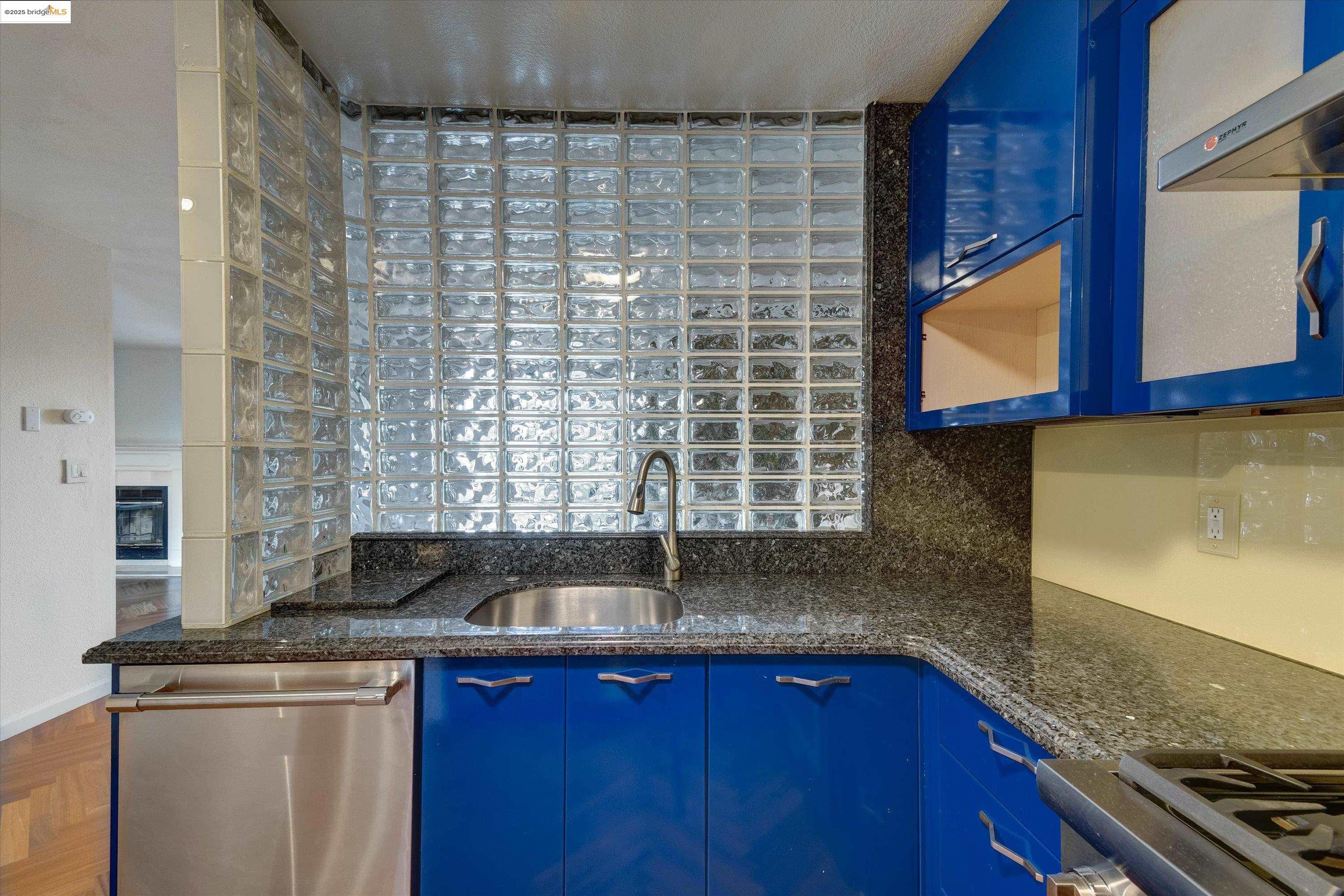 Detail Gallery Image 25 of 42 For 805 Red Leaf Court #805,  San Francisco,  CA 94134 - 3 Beds | 2 Baths
