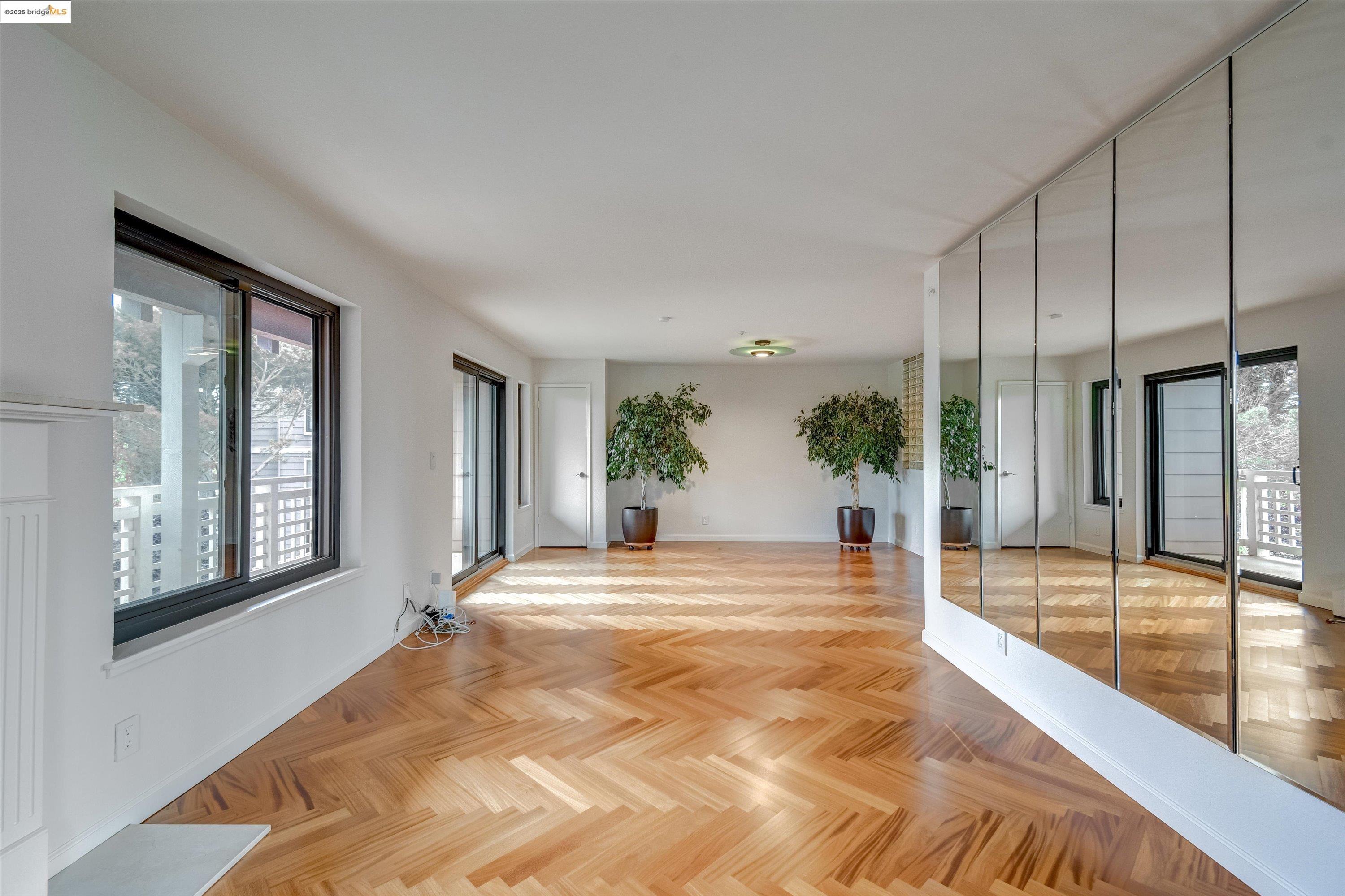 Detail Gallery Image 33 of 42 For 805 Red Leaf Court #805,  San Francisco,  CA 94134 - 3 Beds | 2 Baths