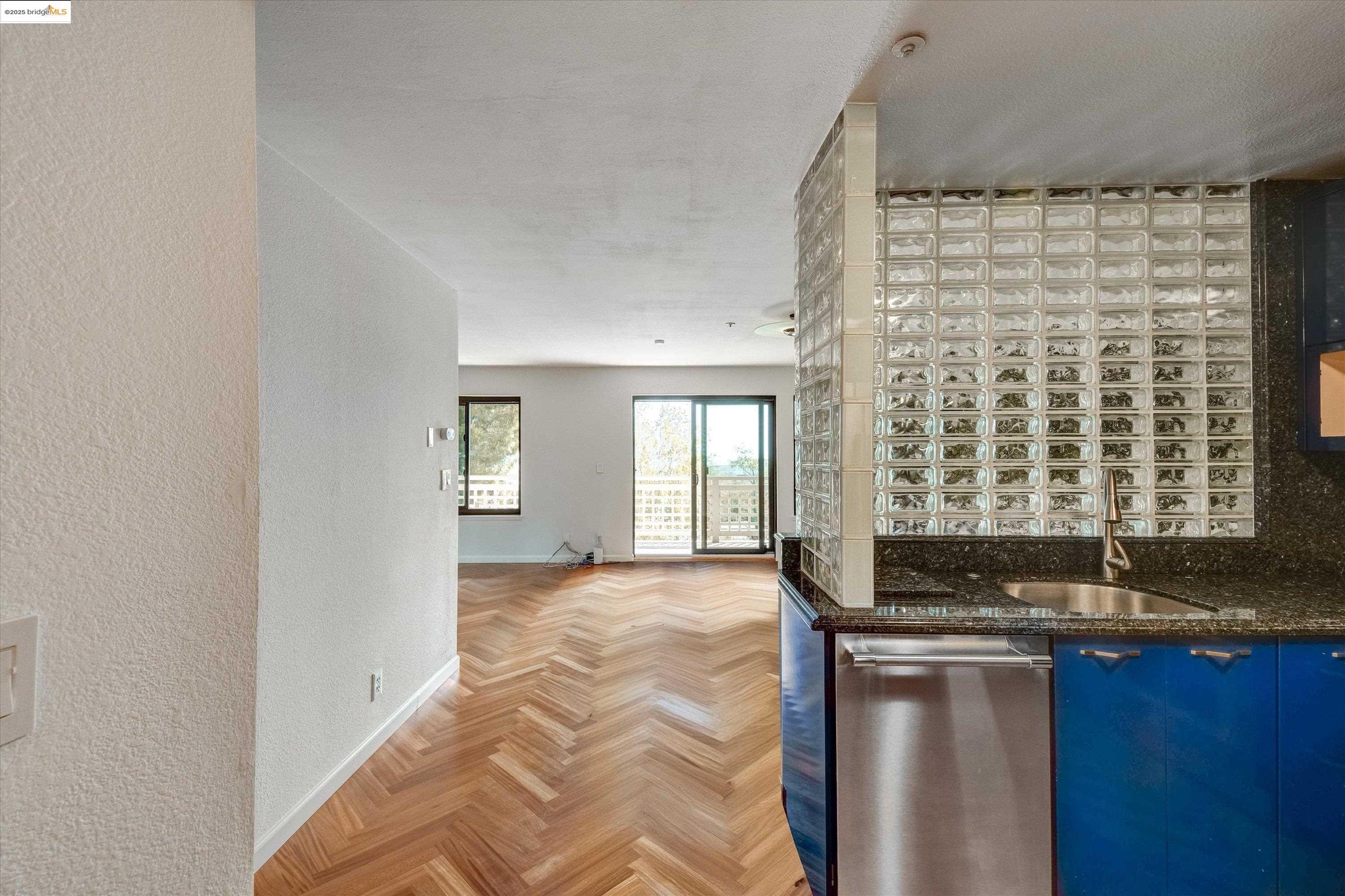 Detail Gallery Image 6 of 42 For 805 Red Leaf Court #805,  San Francisco,  CA 94134 - 3 Beds | 2 Baths