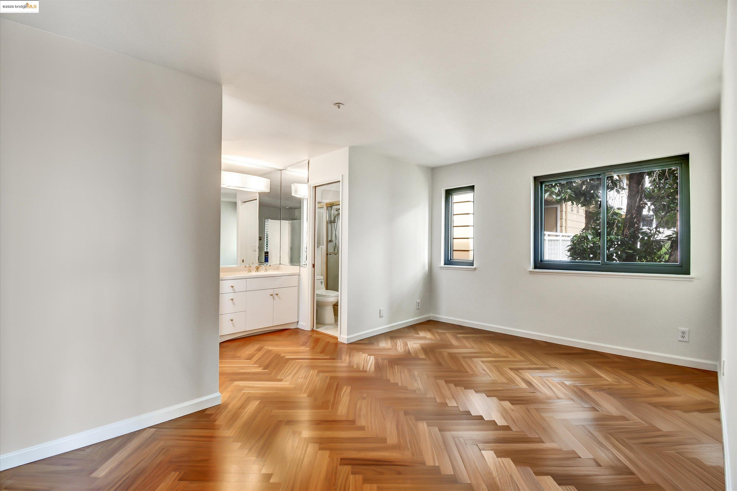 Detail Gallery Image 8 of 42 For 805 Red Leaf Court #805,  San Francisco,  CA 94134 - 3 Beds | 2 Baths